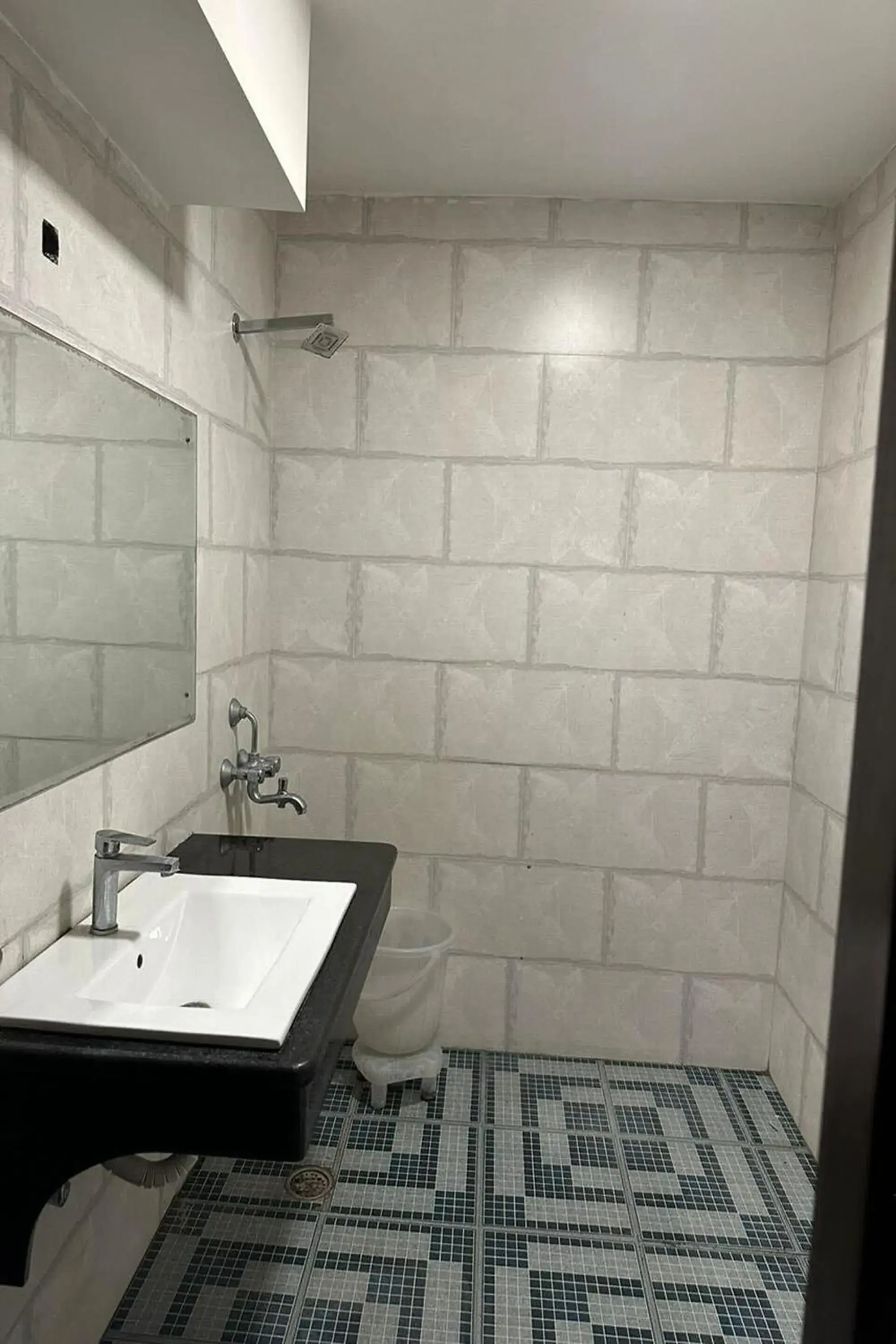 Shower, Bathroom in Hotel Amenda International