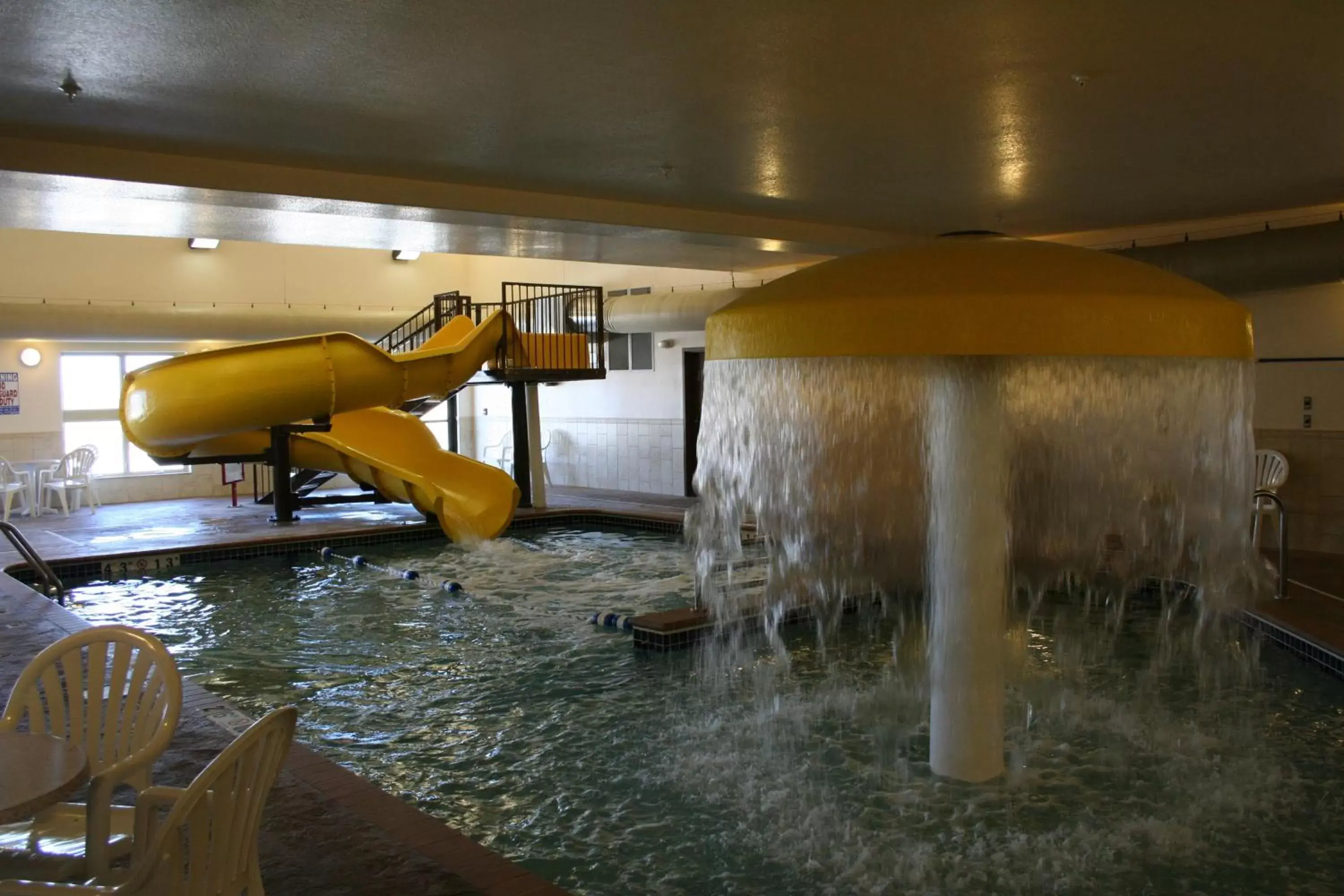Swimming pool in Expressway Suites Fargo