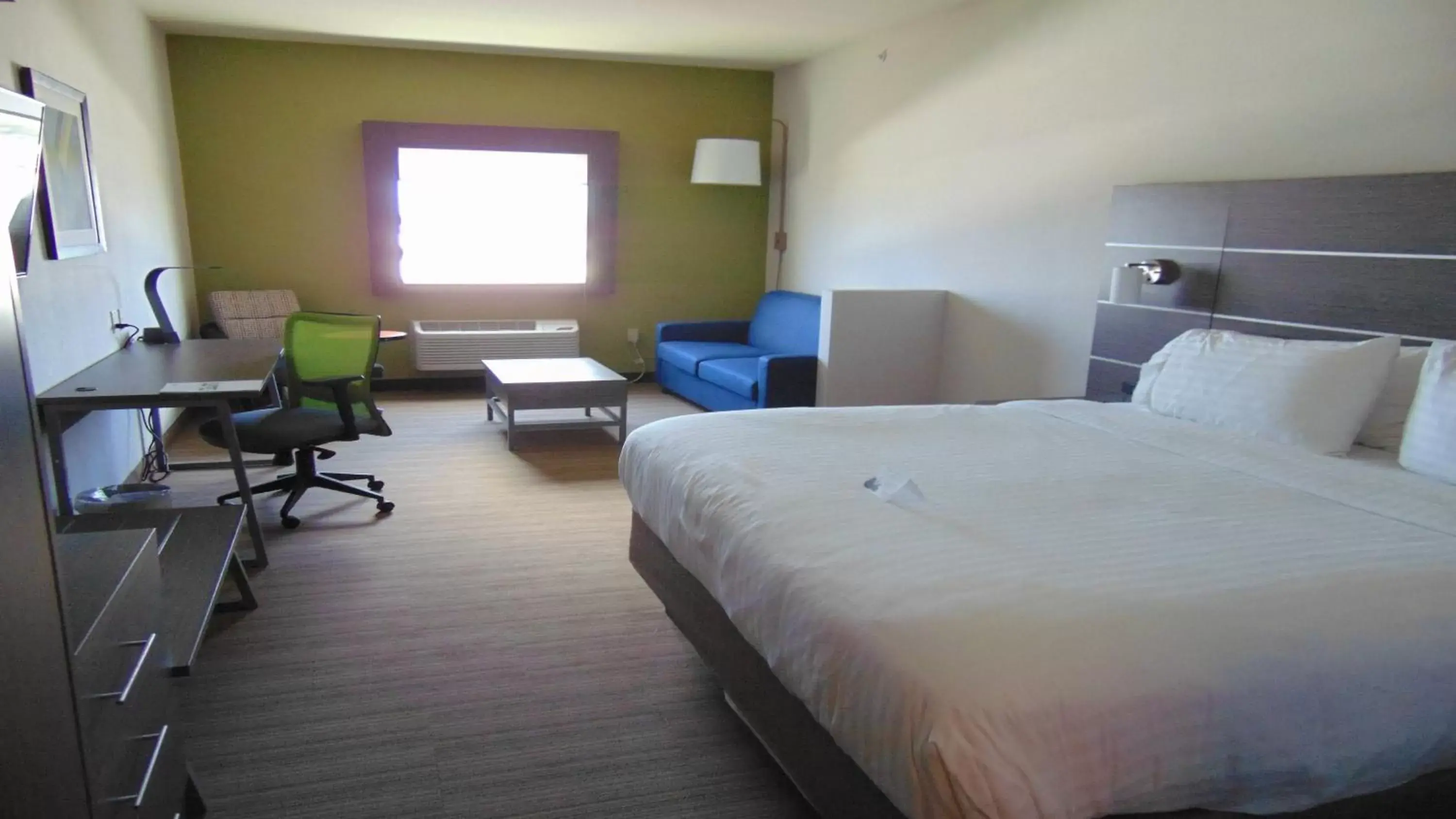 Photo of the whole room, Bed in Holiday Inn Express & Suites Boynton Beach East, an IHG Hotel