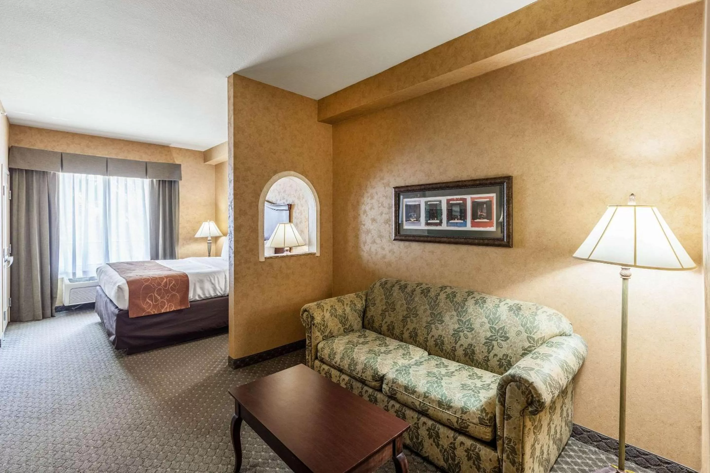 Photo of the whole room, Bed in Comfort Suites Alamo-River walk