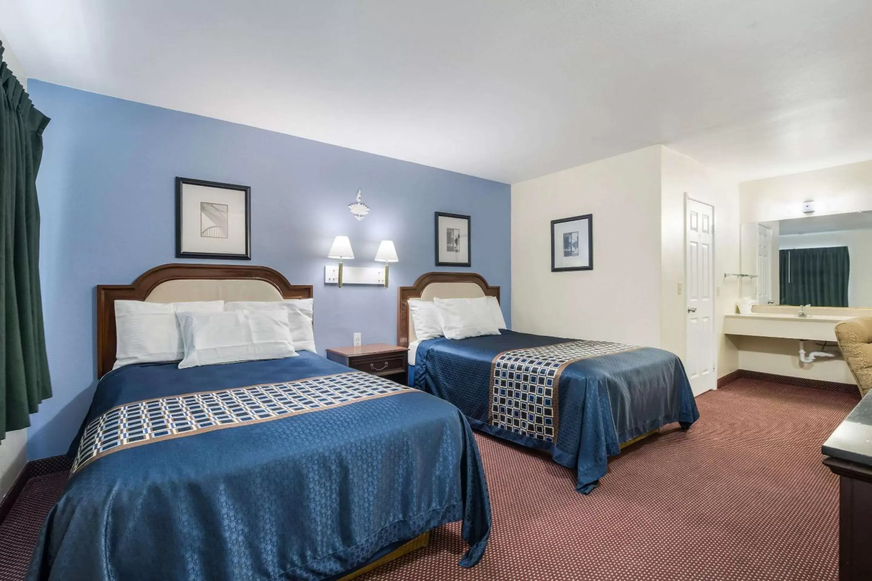 Photo of the whole room, Bed in Rodeway Inn & Suites