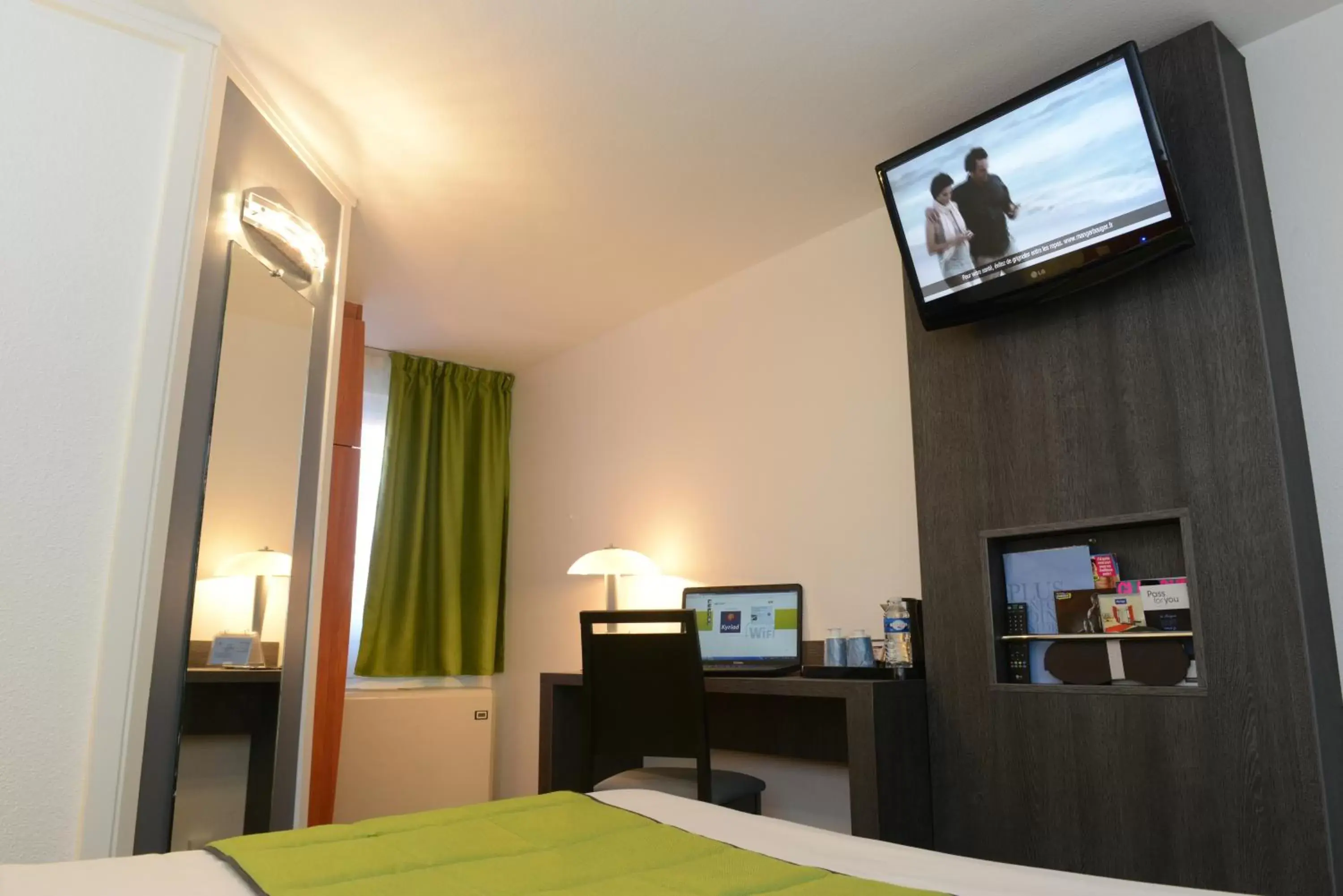 Bed, TV/Entertainment Center in Hotel inn Dijon-Quetigny - ex Kyriad