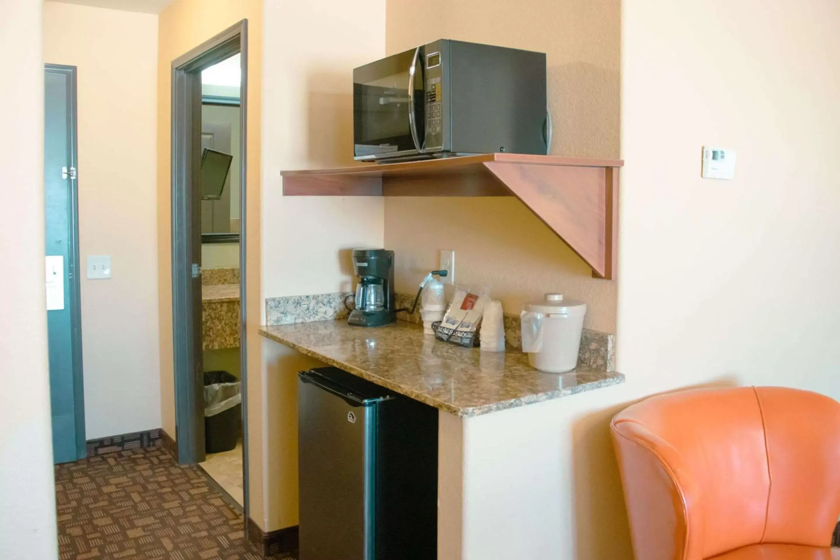 Bedroom, Kitchen/Kitchenette in Expressway Suites of Grand Forks