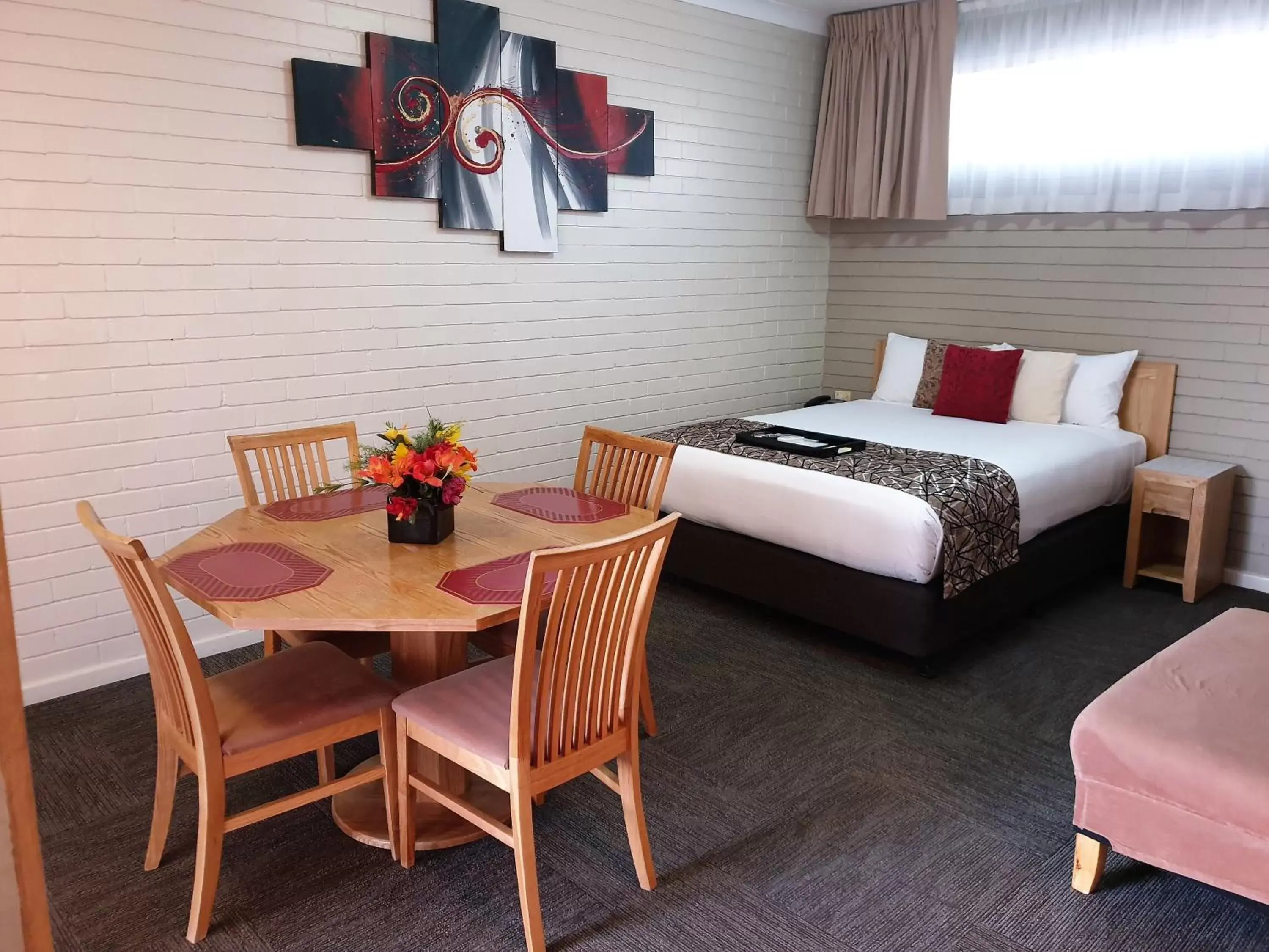 Bedroom in Best Western Endeavour Motel