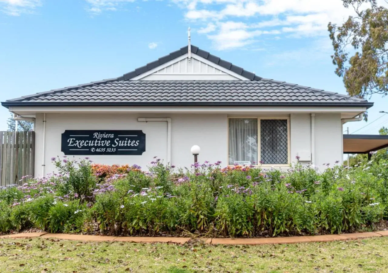 Property Building in Riviera on Ruthven Motel