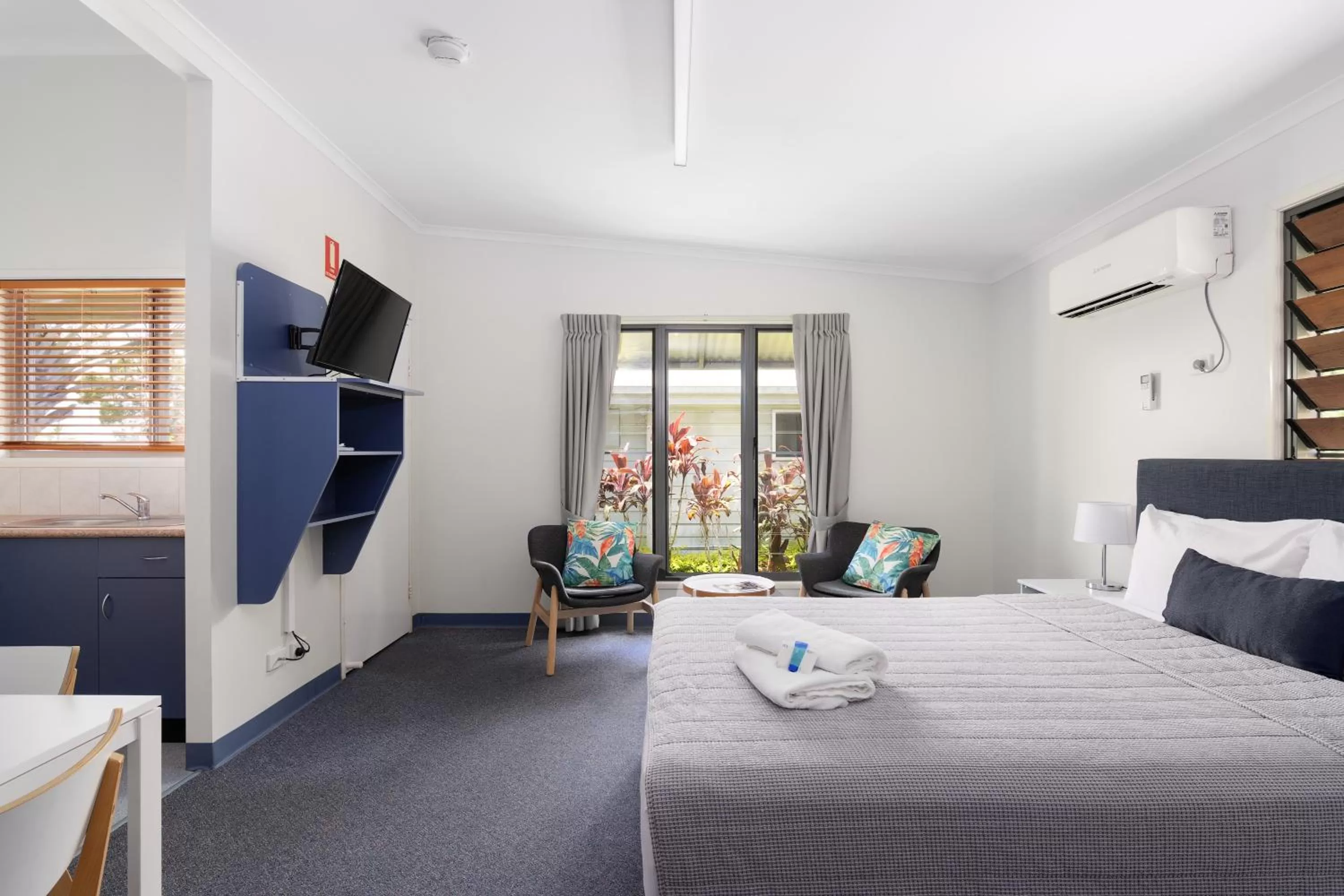 Seating area, Bed in Tin Can Bay's Sleepy Lagoon Motel