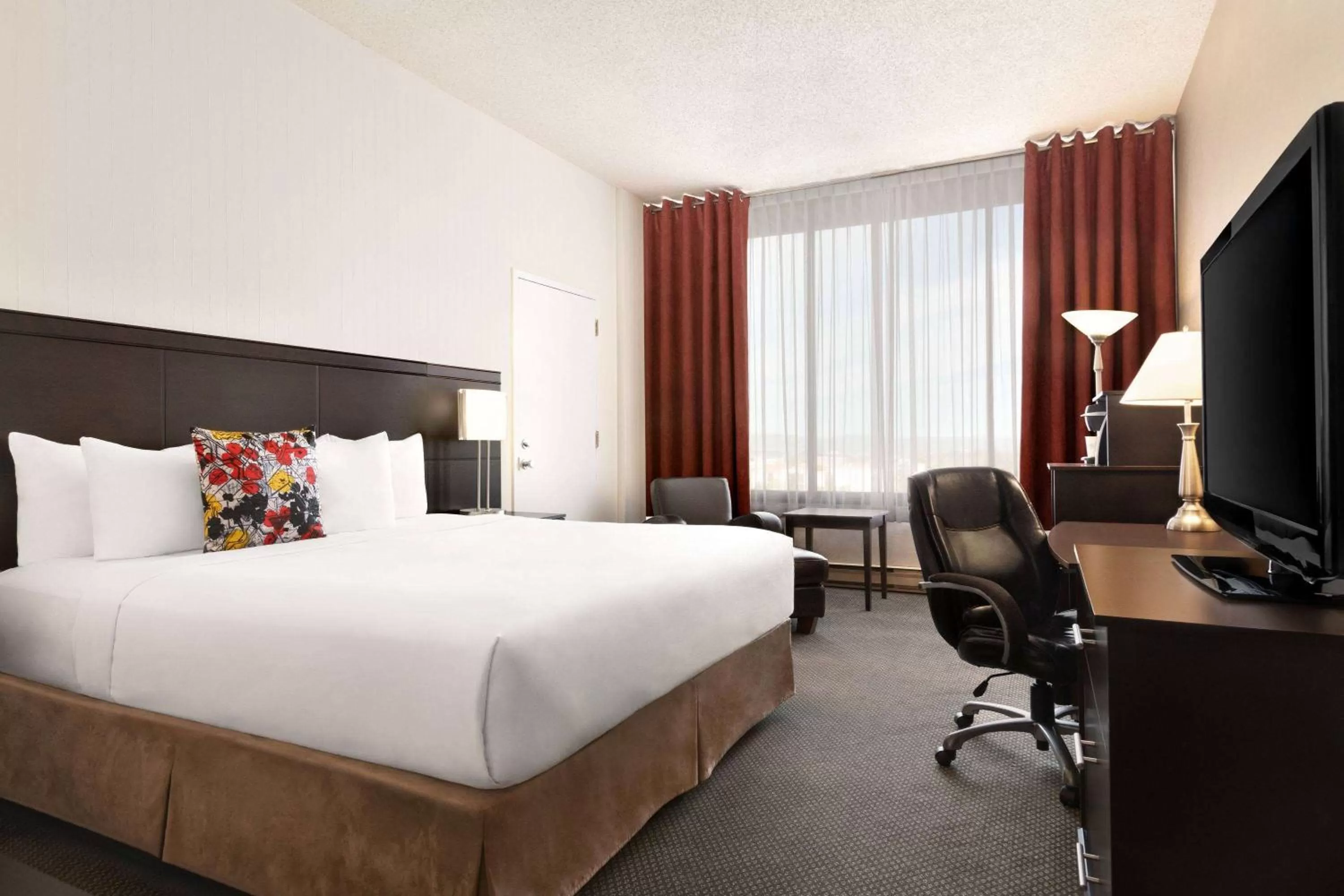 Photo of the whole room, Bed in Travelodge by Wyndham Quebec City Hotel & Convention Centre