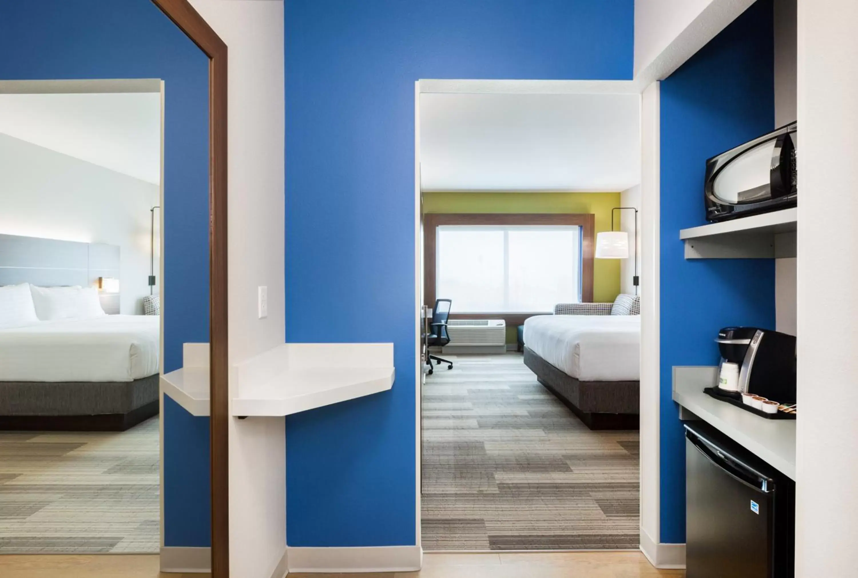Photo of the whole room, Bathroom in Holiday Inn Express & Suites - Prosser - Yakima Valley Wine, an IHG Hotel
