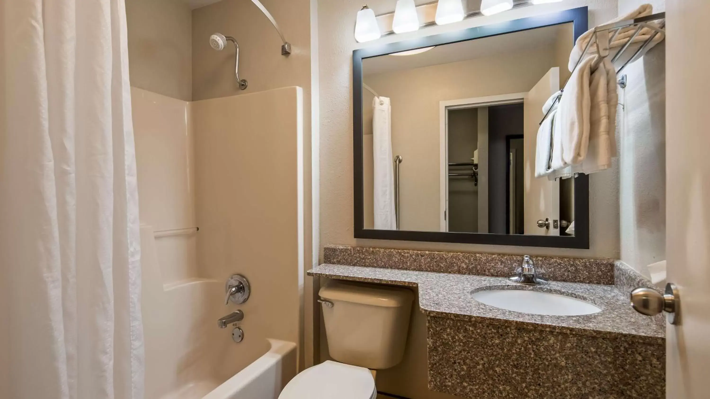 Photo of the whole room, Bathroom in Best Western Shenandoah Inn