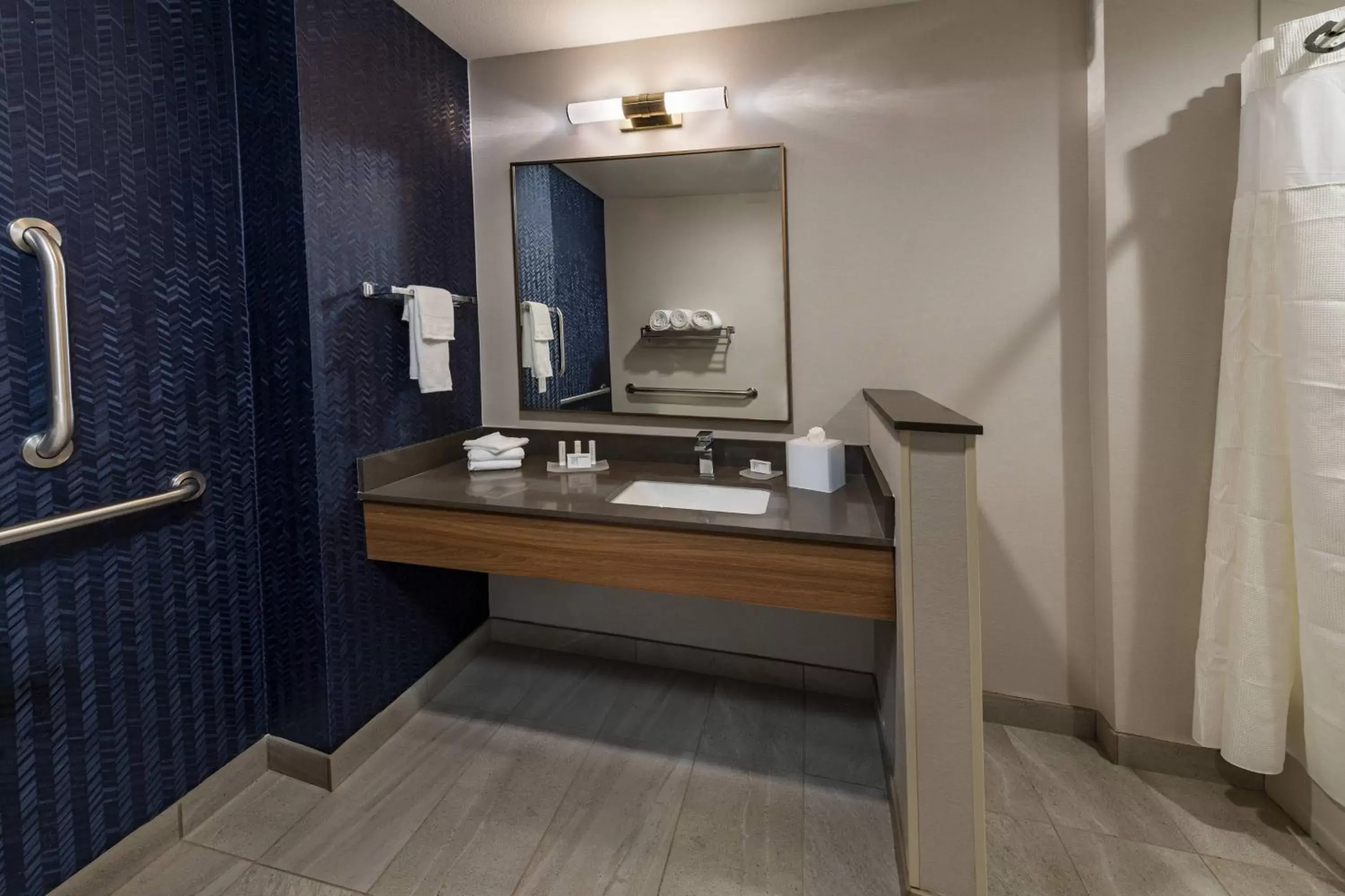Bathroom in Fairfield Inn & Suites by Marriott Phoenix West/Tolleson