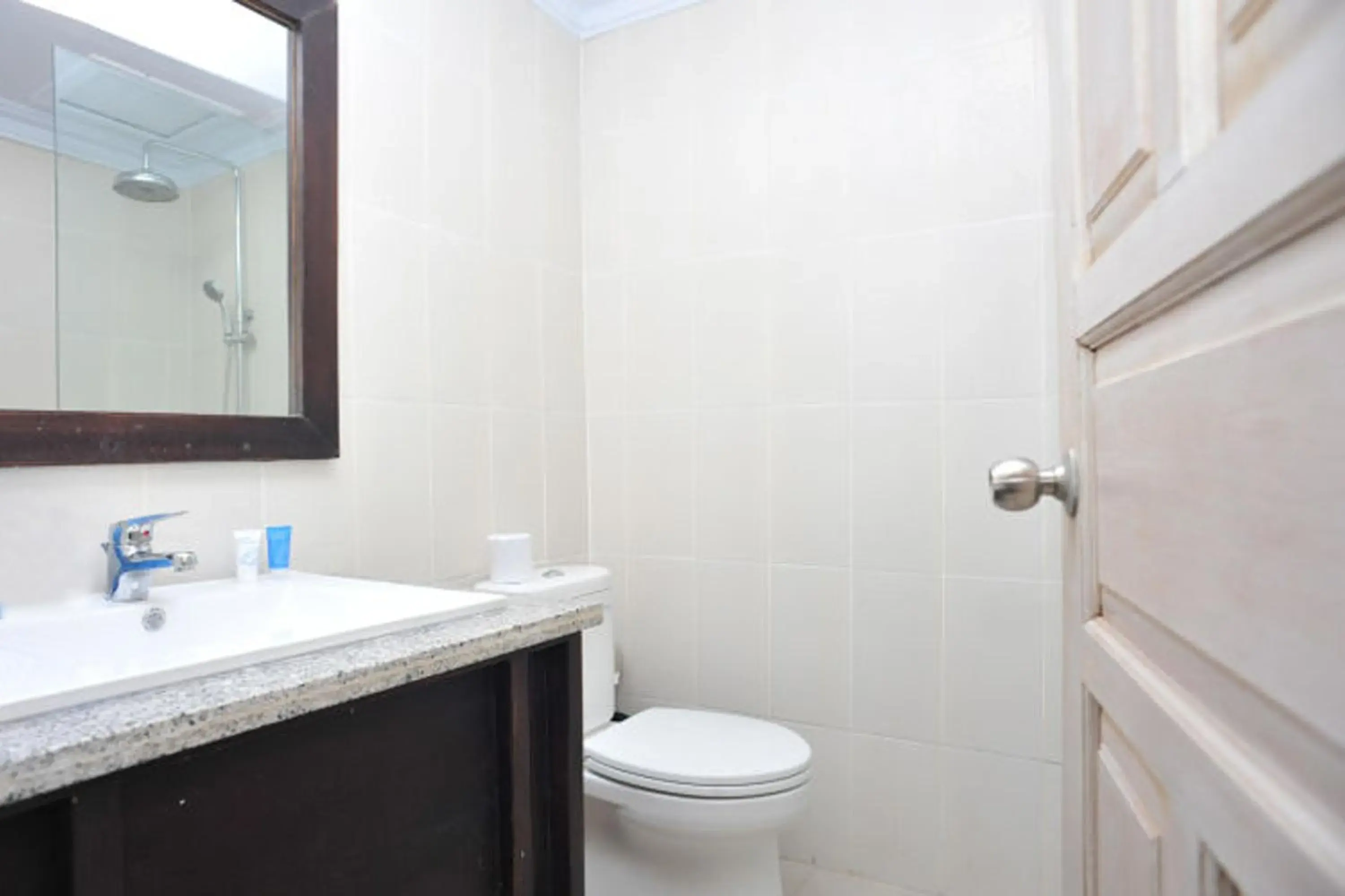 Shower, Bathroom in Puri Saron Denpasar Hotel