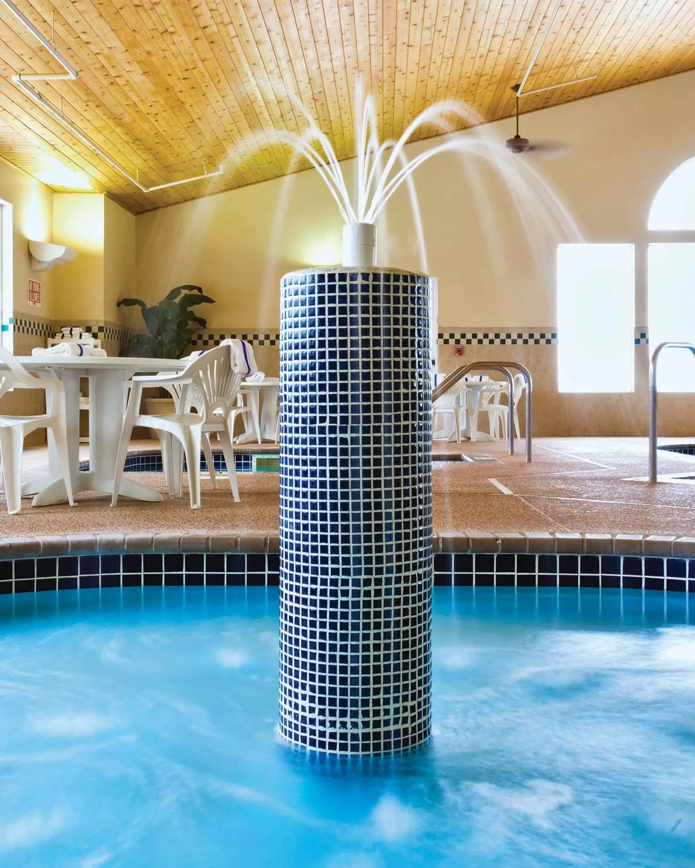 Swimming pool in Country Inn & Suites by Radisson Albertville near Outlet Mall