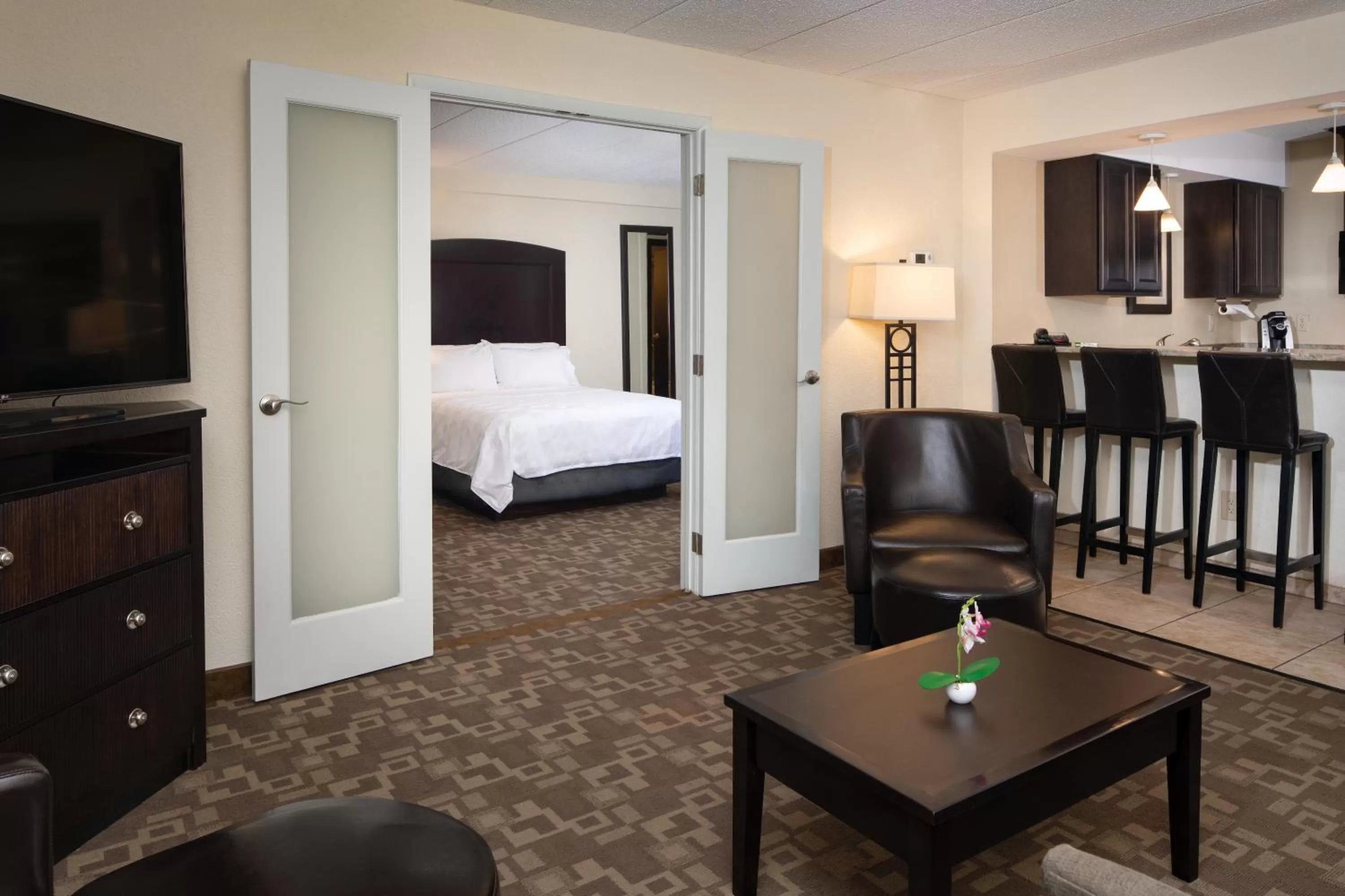 Photo of the whole room, Bed in Holiday Inn and Suites Charleston West by IHG