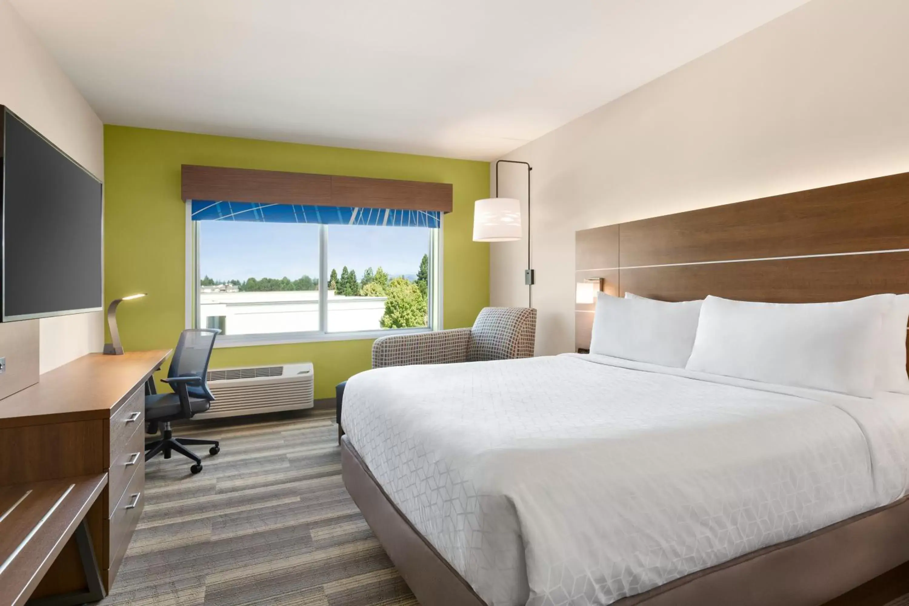 Bed in Holiday Inn Express & Suites - Ukiah, an IHG Hotel