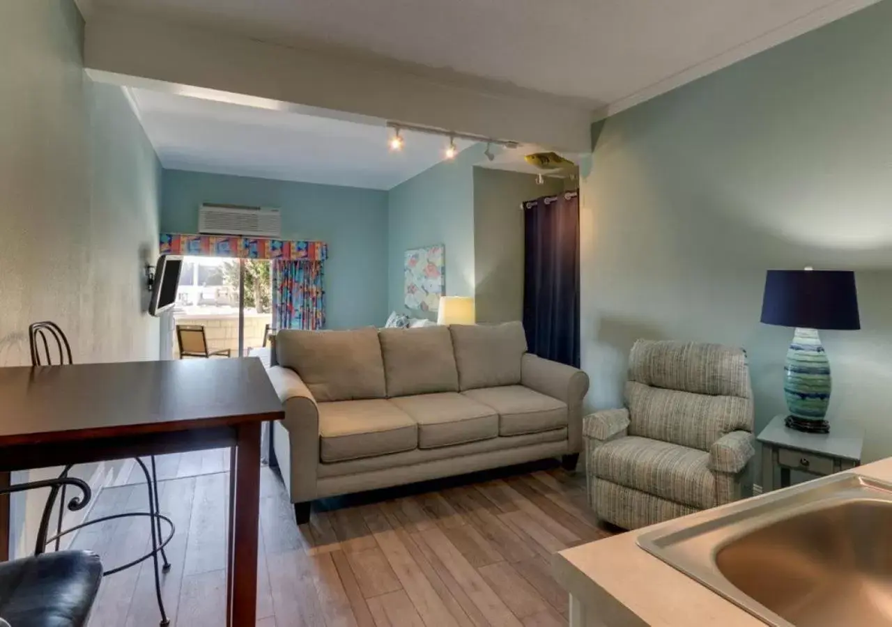 Bedroom, Seating Area in Palm Suites