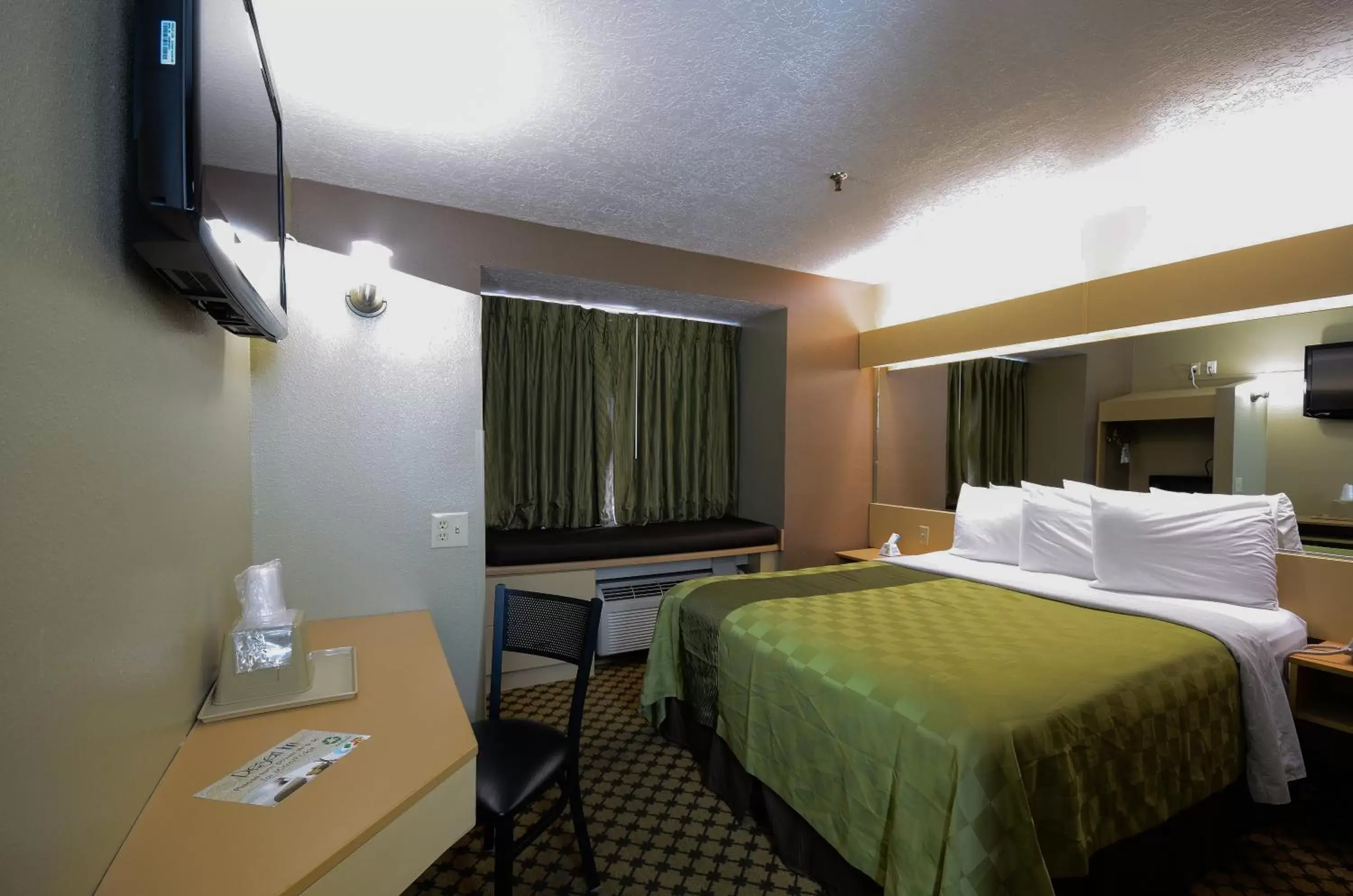 Photo of the whole room, Bed in Desert Inn Tucumcari