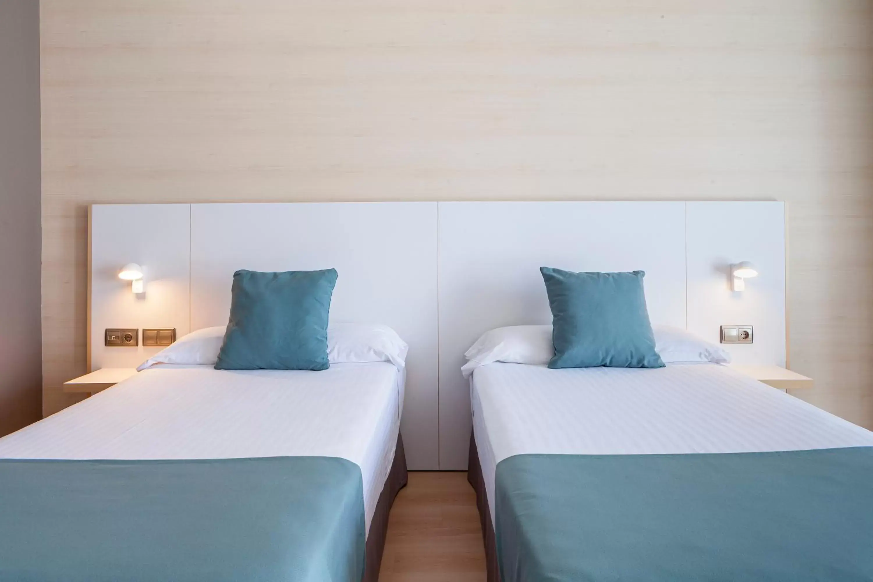 Facility for disabled guests, Bed in Hotel Olympia Valencia