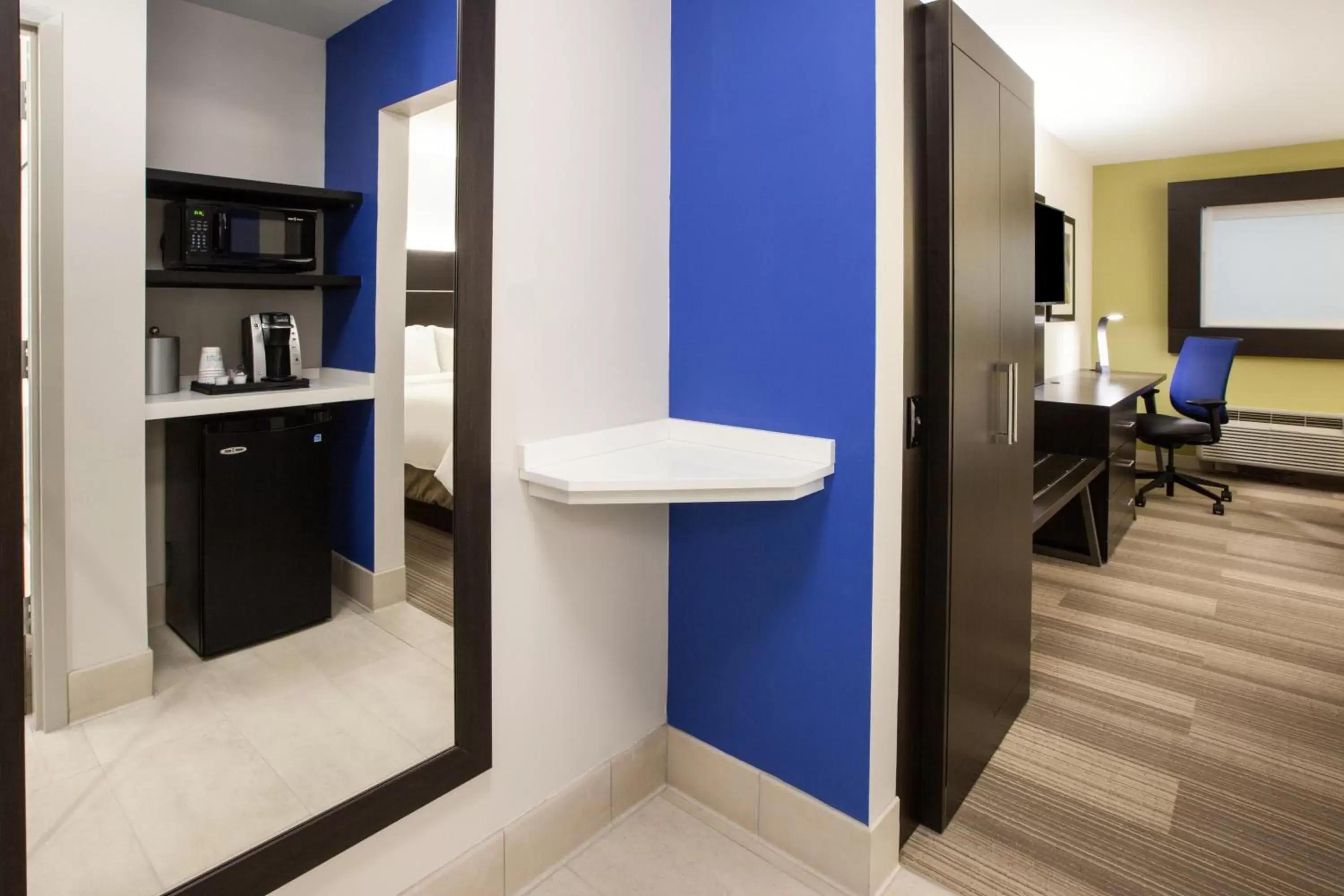 Photo of the whole room, Bathroom in Holiday Inn Express Hotel & Suites Boston - Marlboro, an IHG Hotel