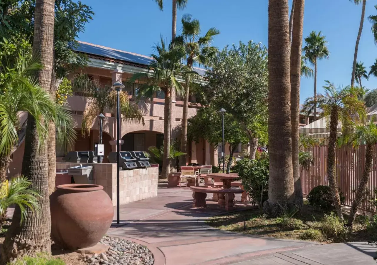 BBQ facilities in La Fuente Inn & Suites