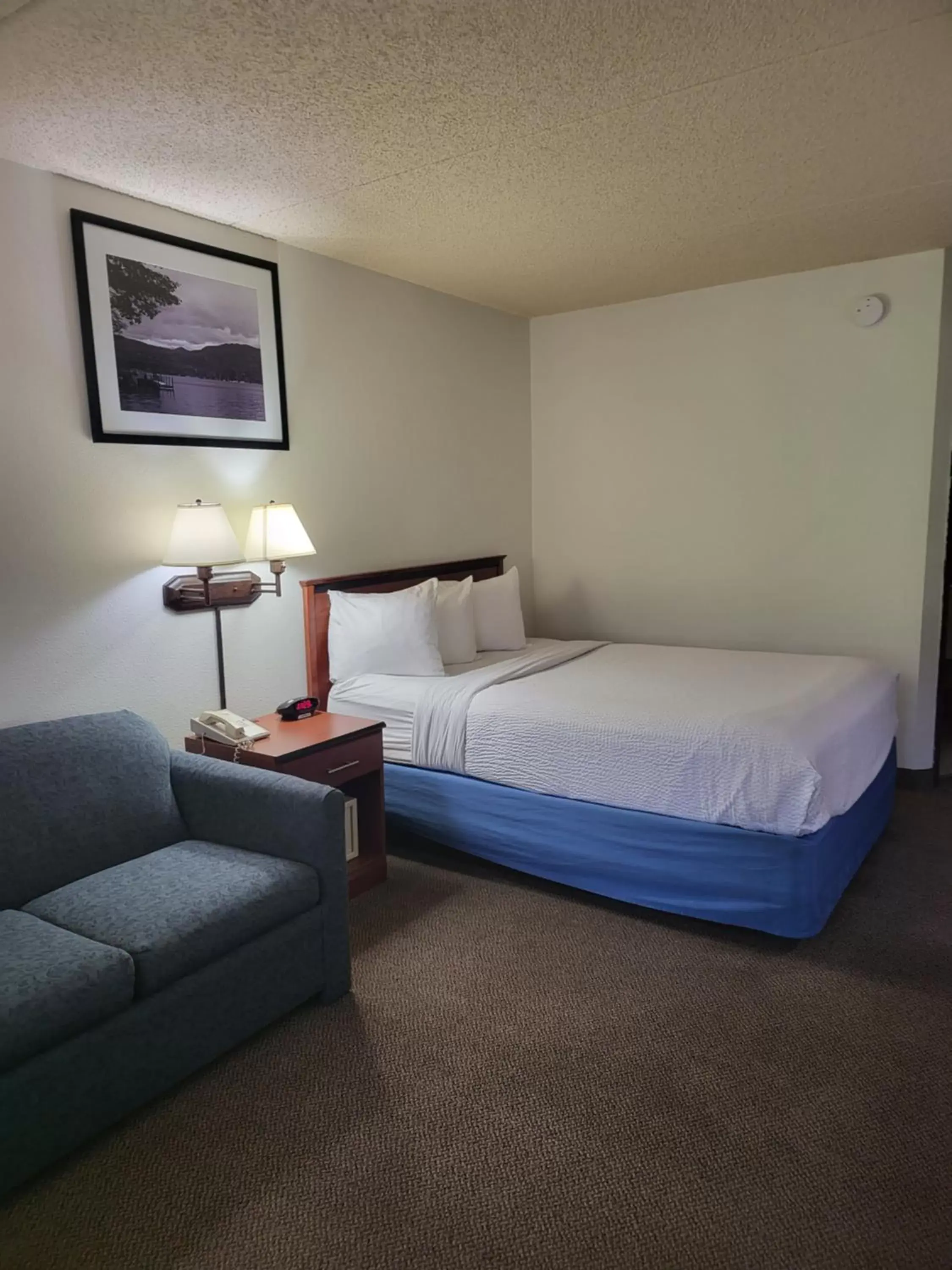 Bedroom, Bed in Days Inn by Wyndham Coeur d'Alene