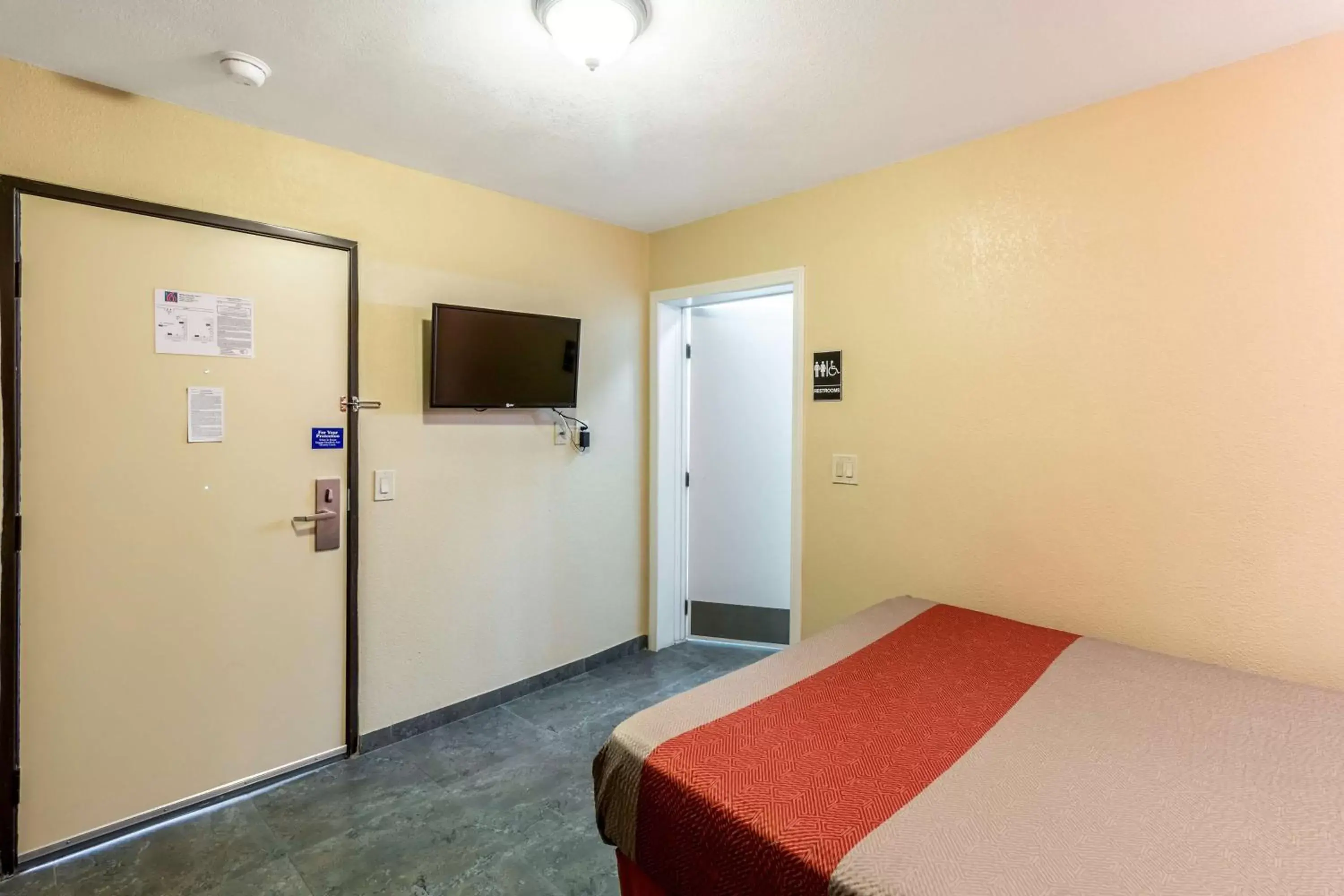 TV and multimedia, Bed in Motel 6-Blythe, CA - South