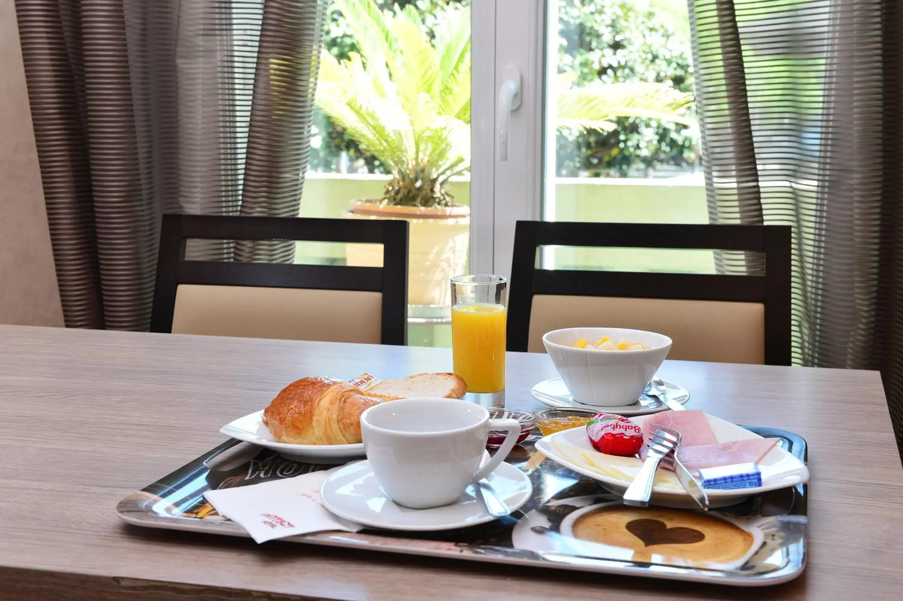 Buffet breakfast in Hôtel La Croix Blanche