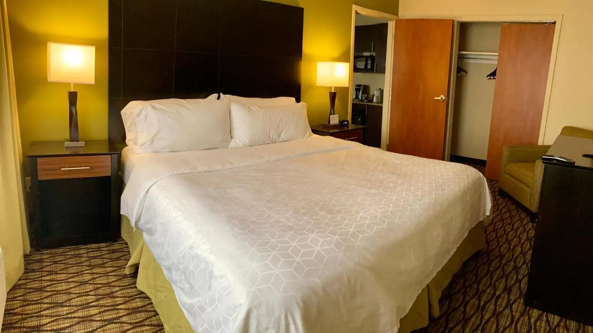 Photo of the whole room, Bed in Holiday Inn Express Hotel & Suites Edmond, an IHG Hotel