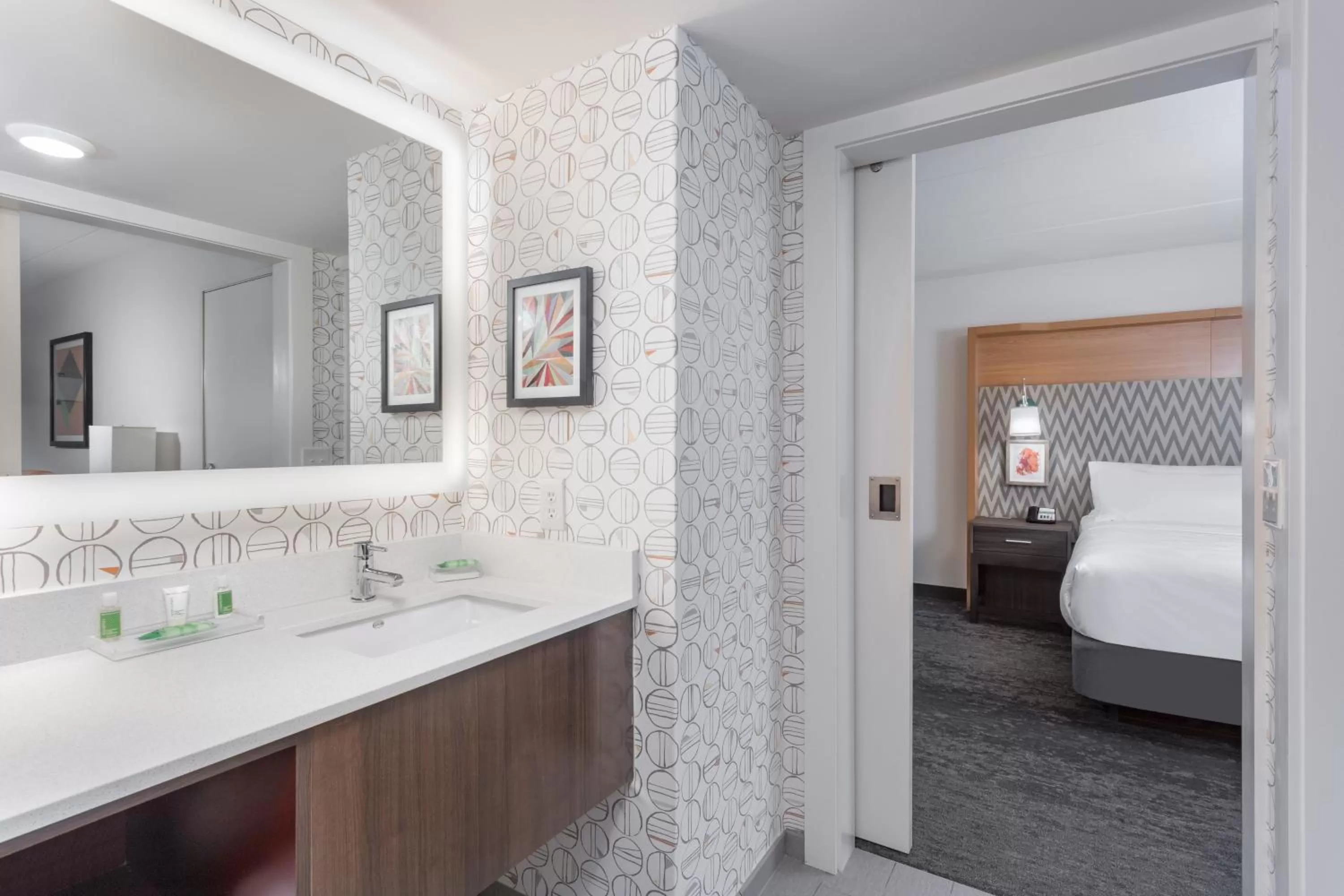 Bathroom, Bed in Holiday Inn - Columbus by IHG