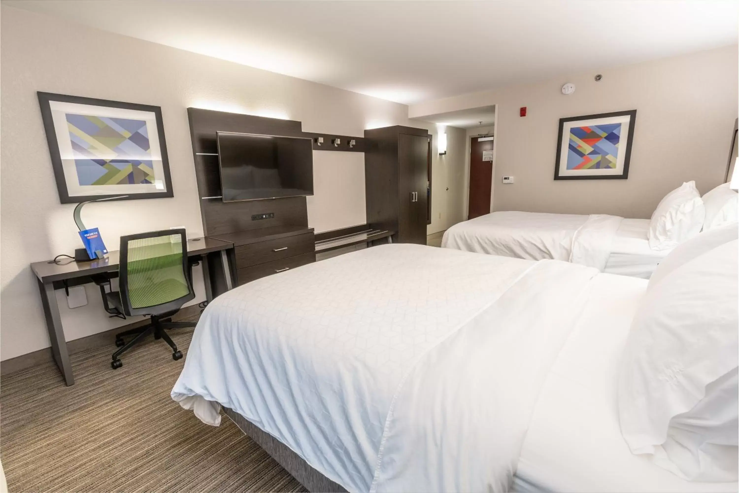 Photo of the whole room, Bed in Holiday Inn Express & Suites Tupelo, an IHG Hotel