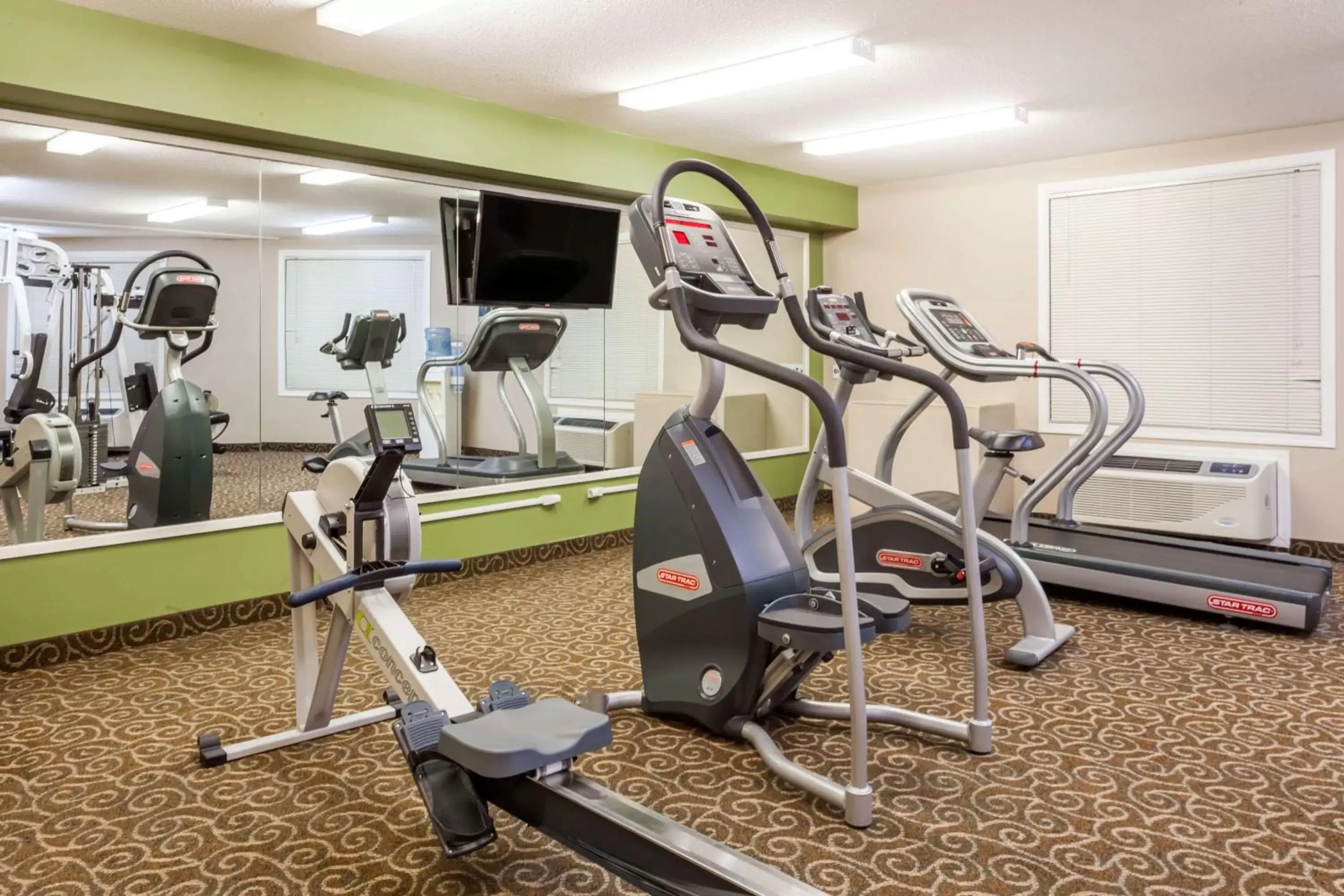 Photo of the whole room, Fitness Center/Facilities in Super 8 by Wyndham Sherwood Park/Edmonton Area