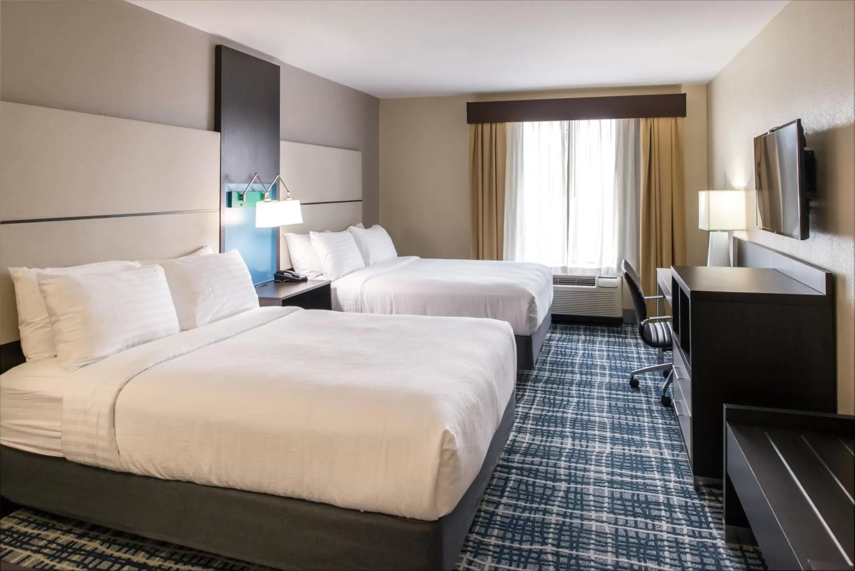 Bed in Holiday Inn - Belcamp - Aberdeen Area, an IHG Hotel