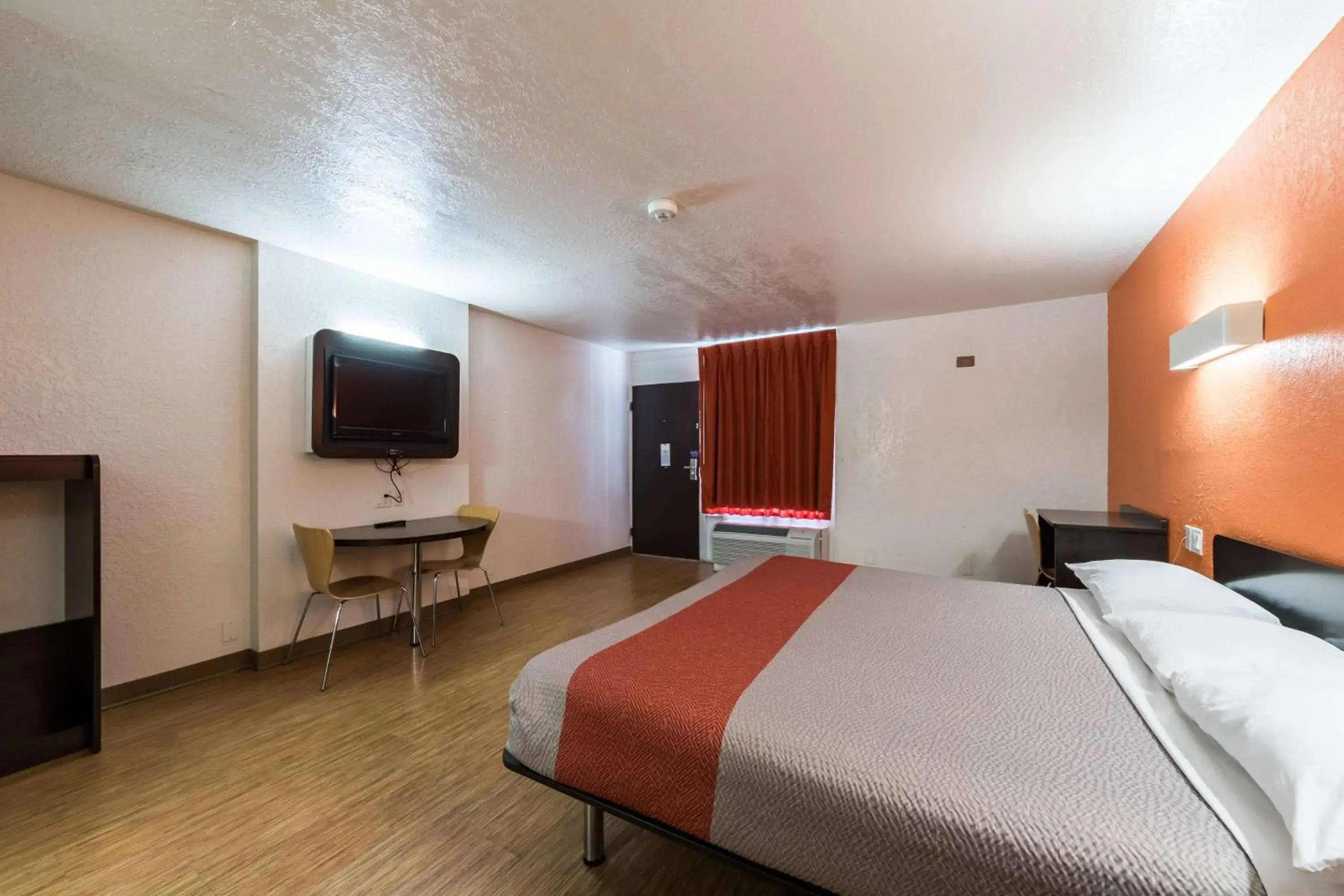 TV and multimedia, Bed in Motel 6-Uvalde, TX