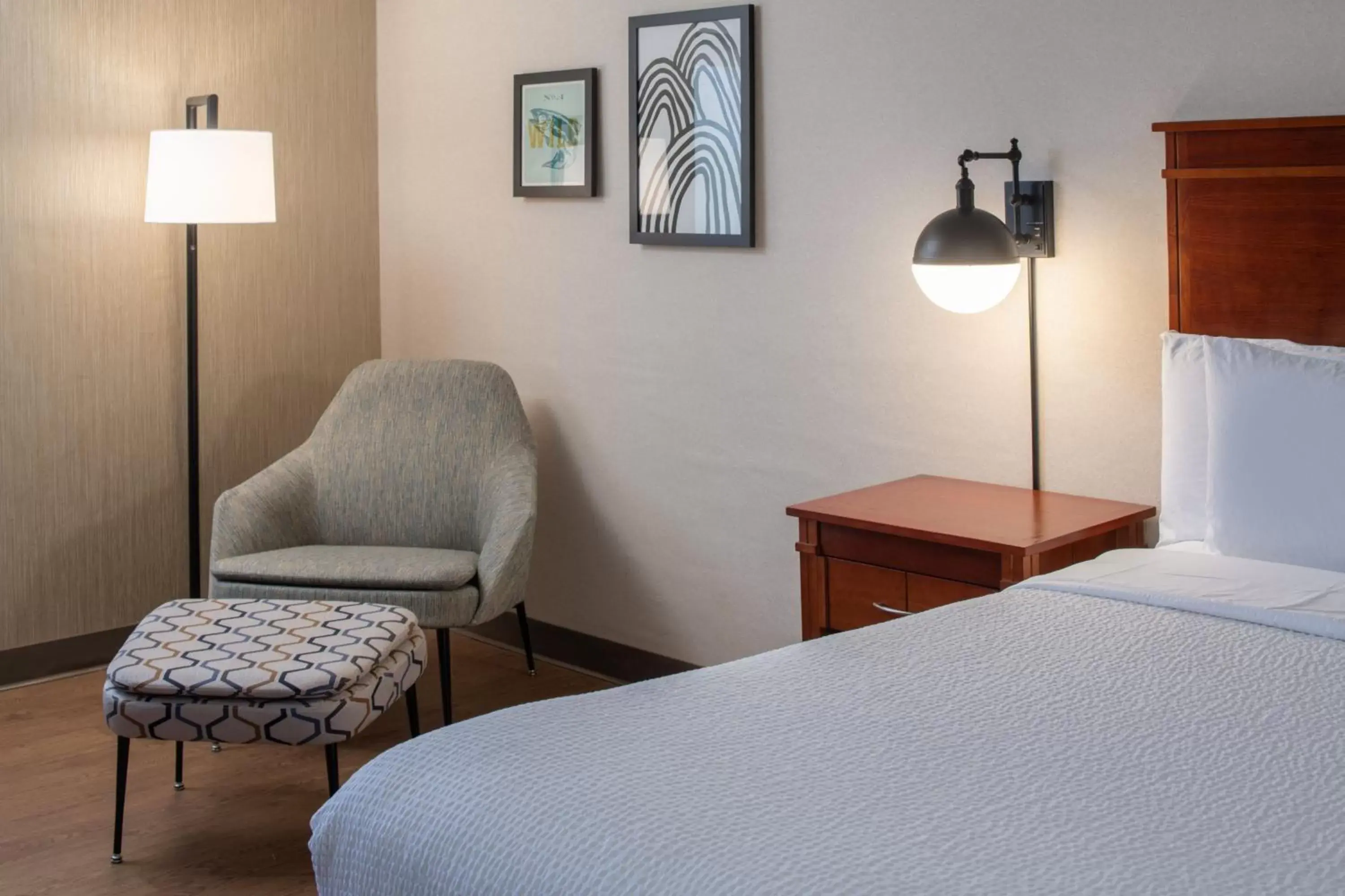 Photo of the whole room, Bed in Four Points by Sheraton Bellingham Hotel & Conference Center