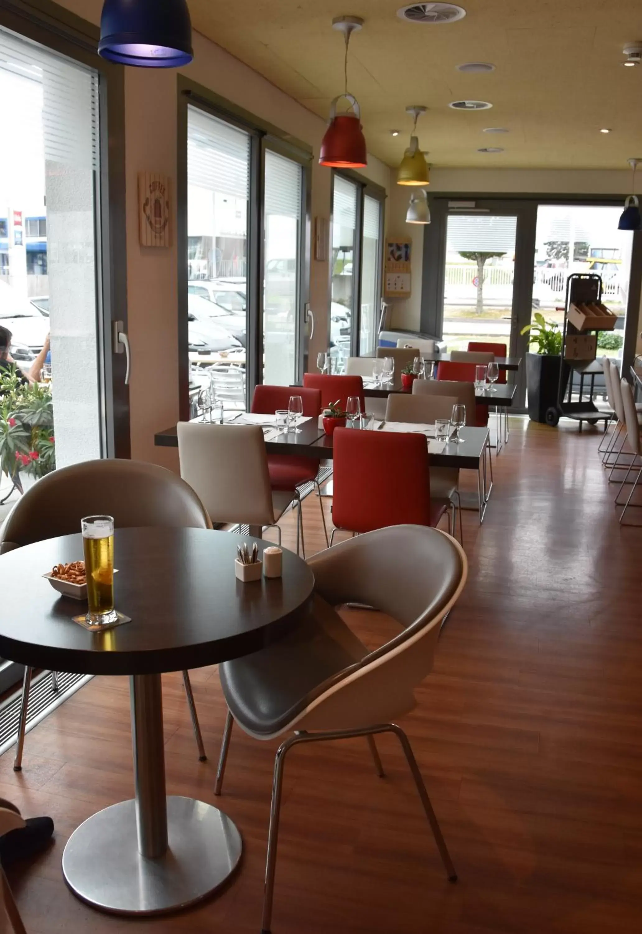Lounge or bar, Restaurant/Places to Eat in ibis Fribourg
