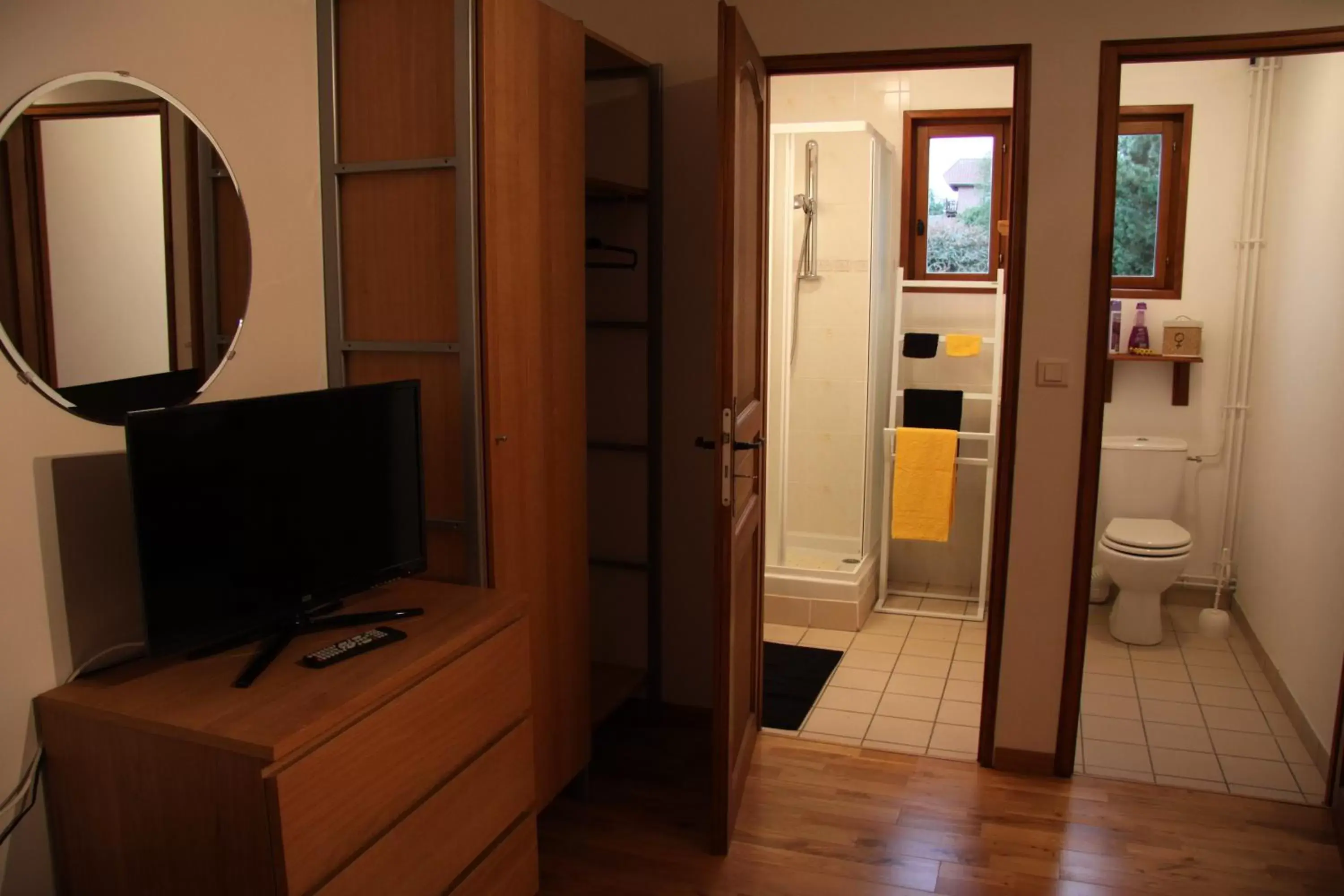 Shower, TV/Entertainment Center in Hôtel Les Charmilles de Mormal