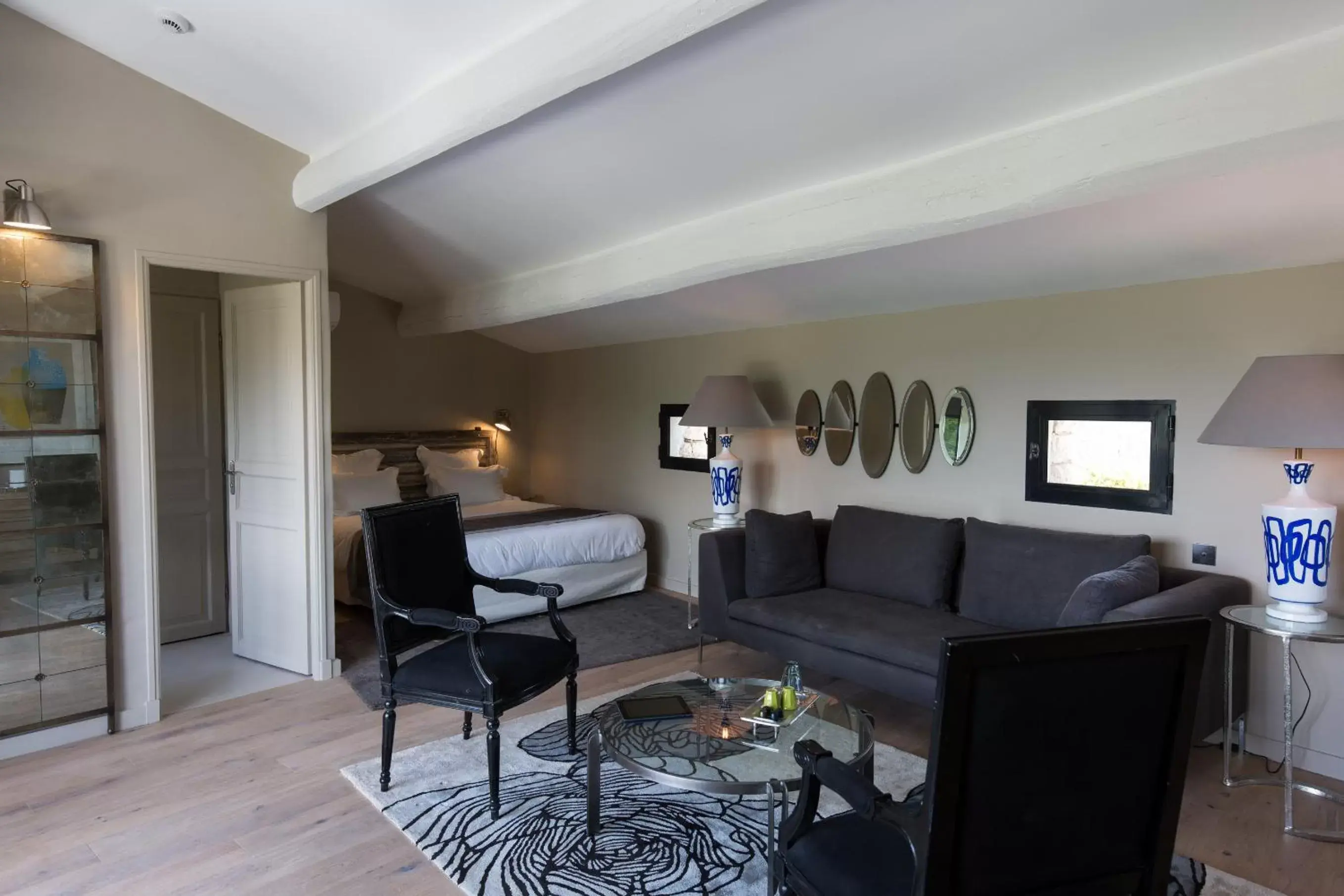 Bedroom, Seating Area in Hôtel La Maison de Crillon