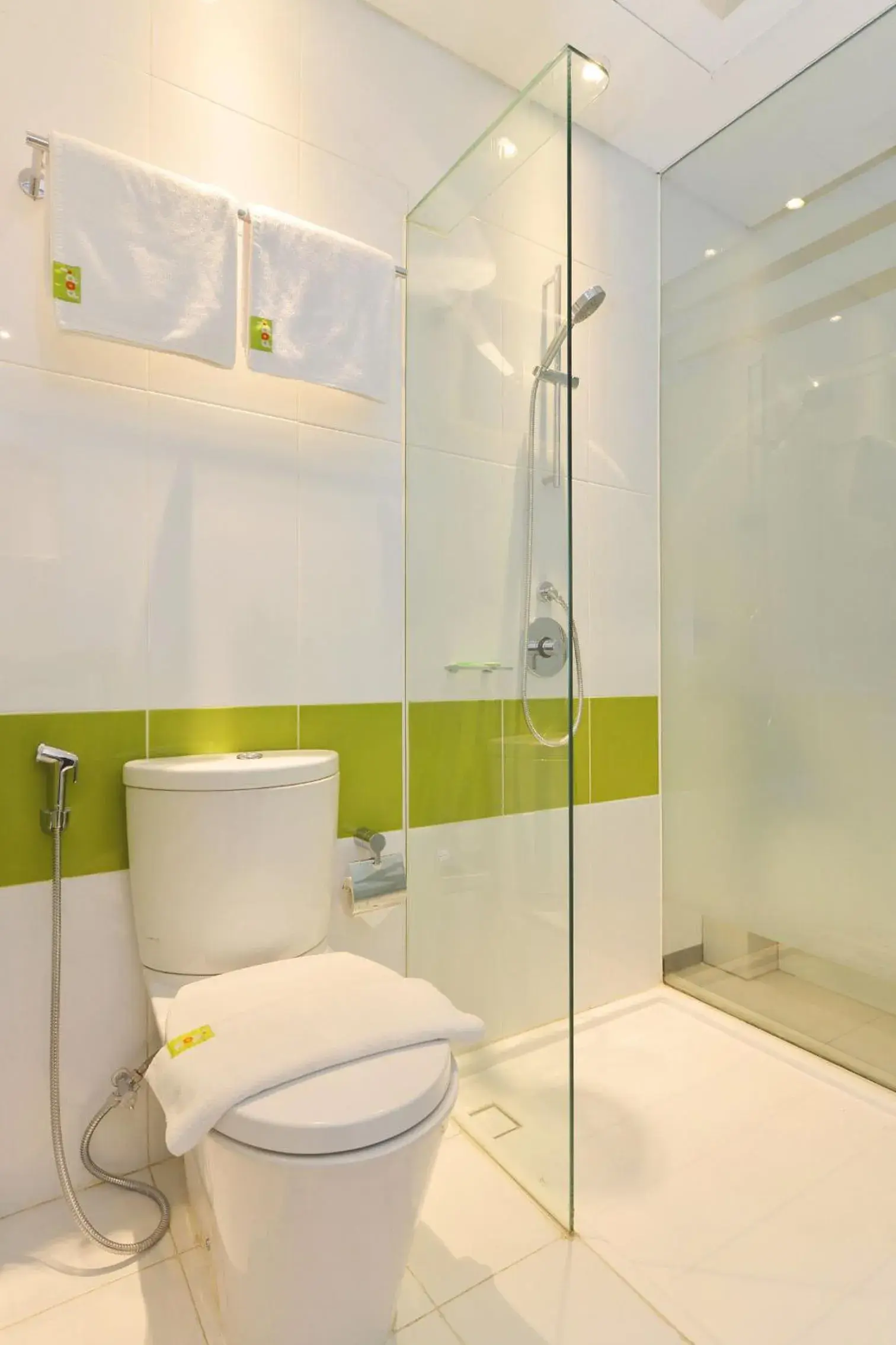 Shower, Bathroom in POP Hotel Pasar Baru Jakarta