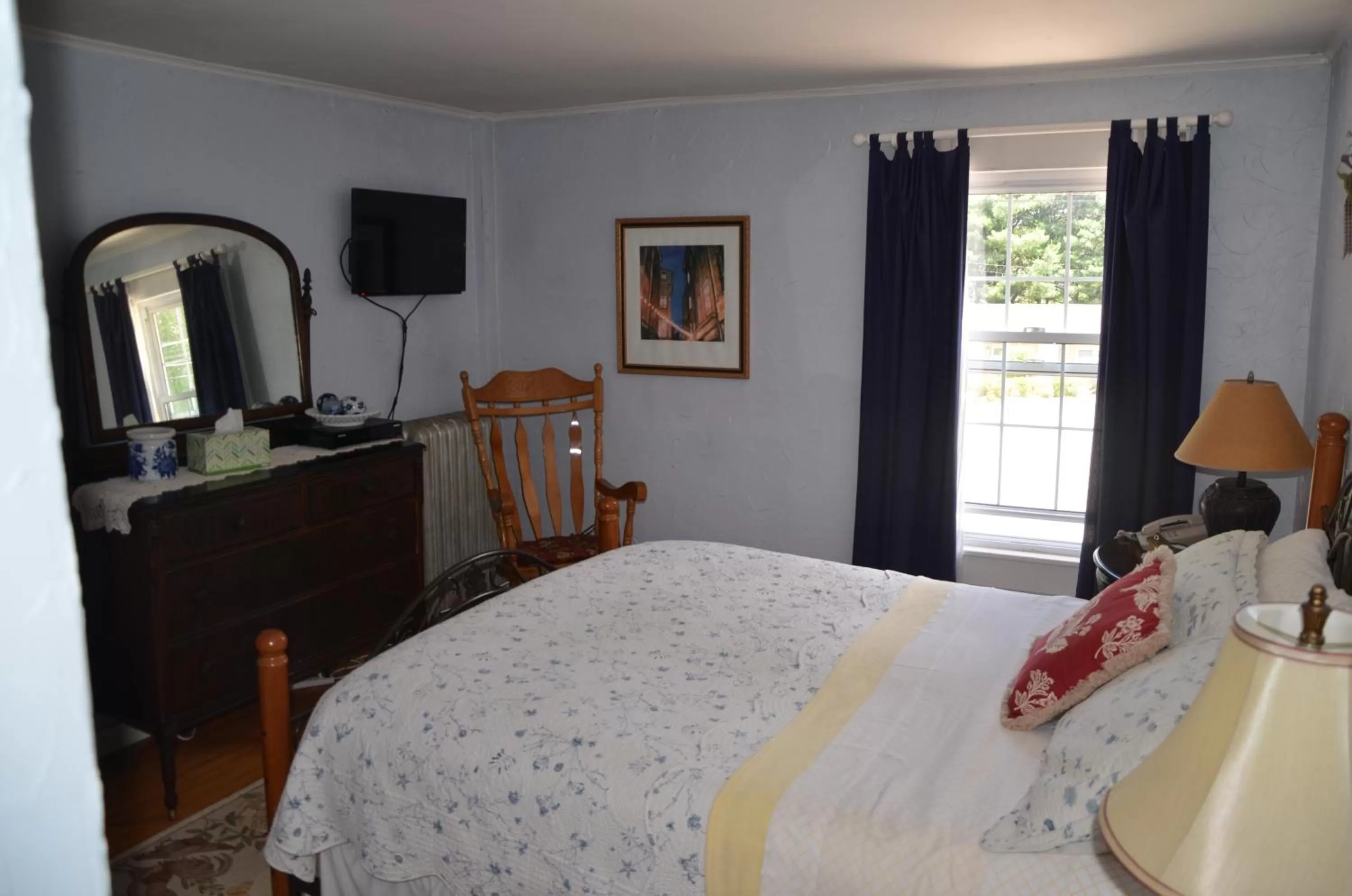 Photo of the whole room, Bed in Cornwall Inn