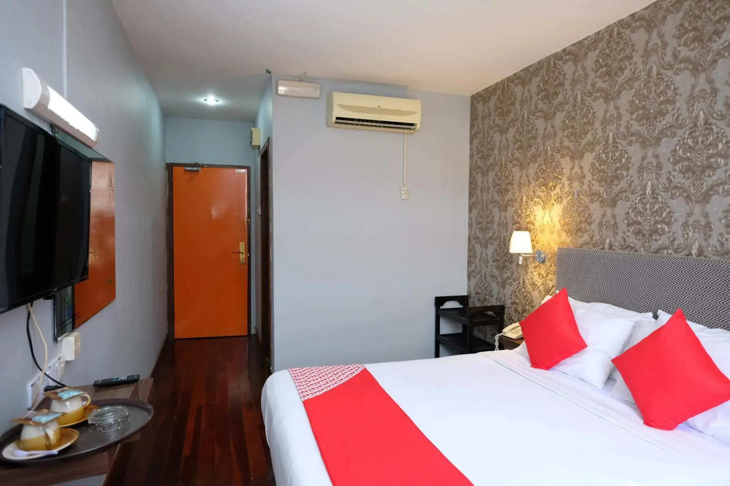 Bedroom, Bed in Super OYO 546 Grand City Hotel