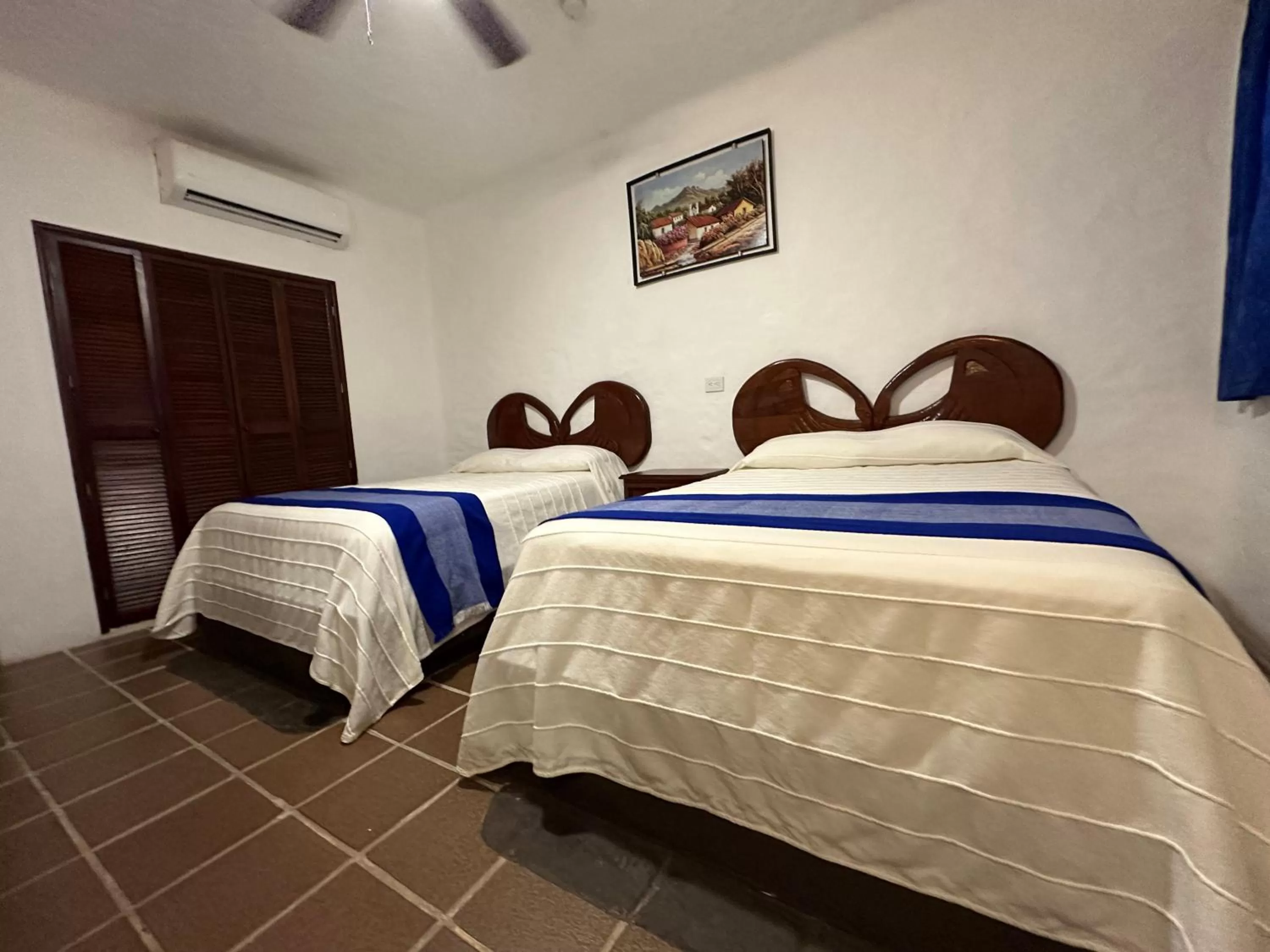 Property building, Bed in Hotel Quijote Inn