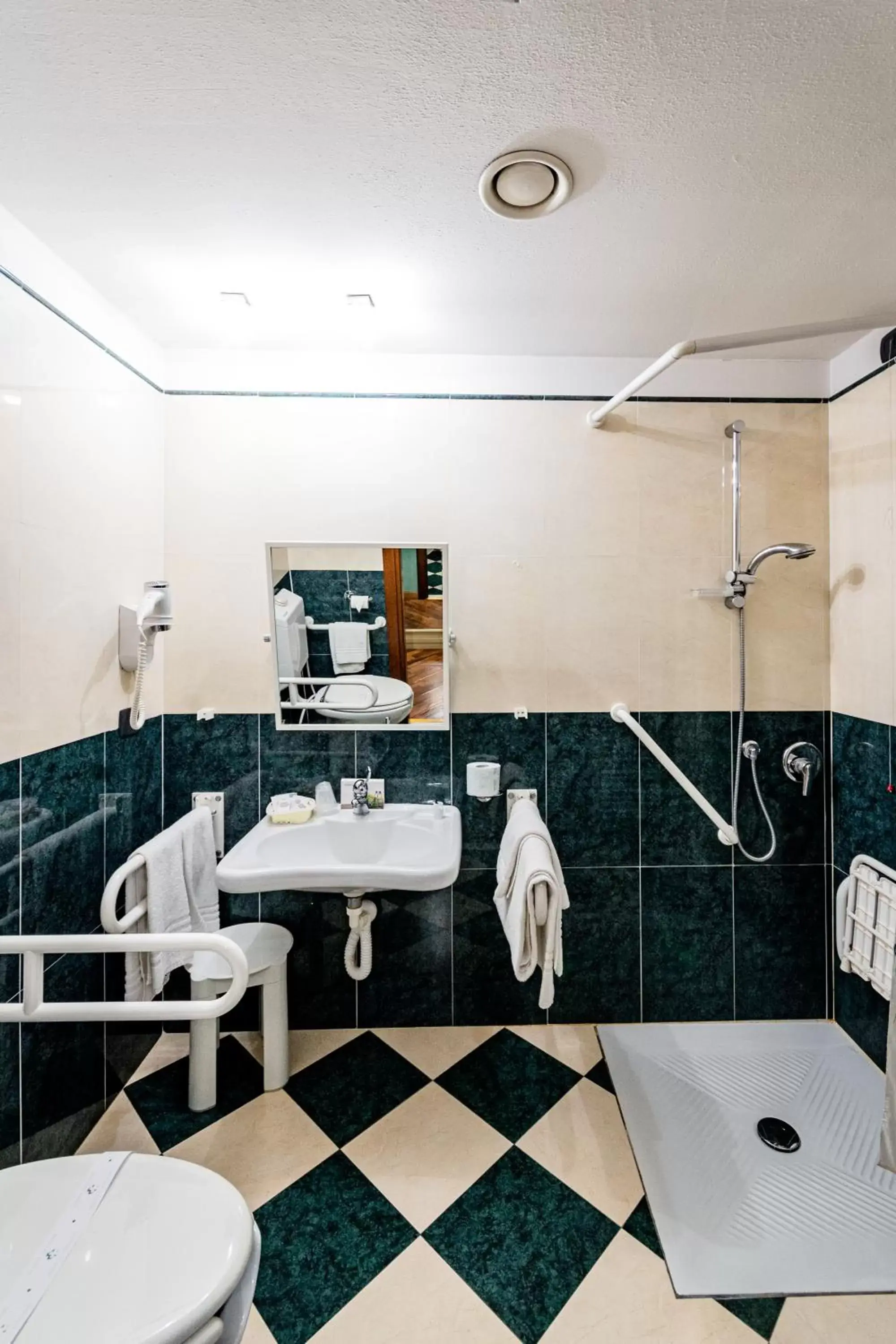 Shower, Bathroom in Hotel Lucrezia Borgia