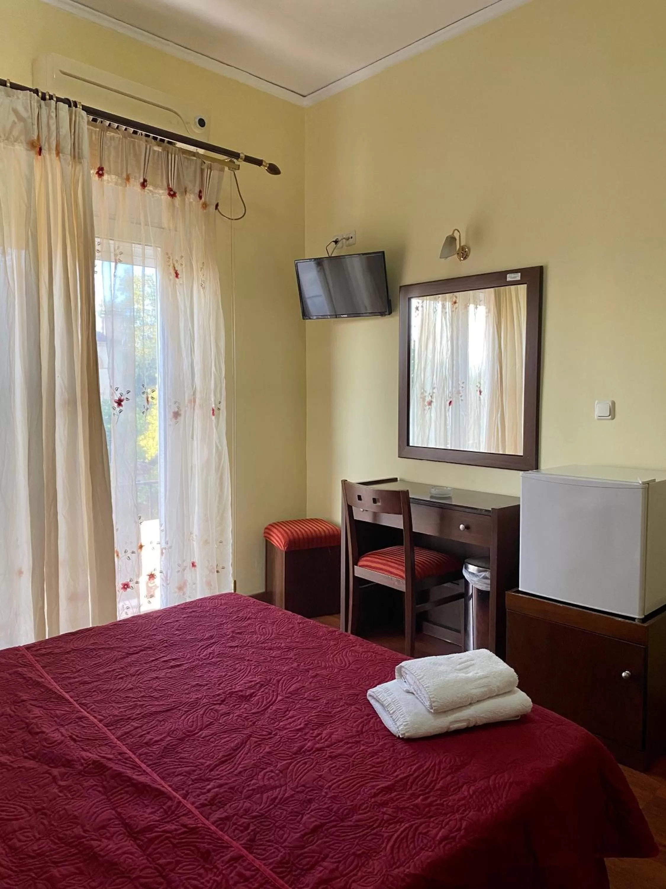 Photo of the whole room, Bed in Ξενοδοχείο Acropol