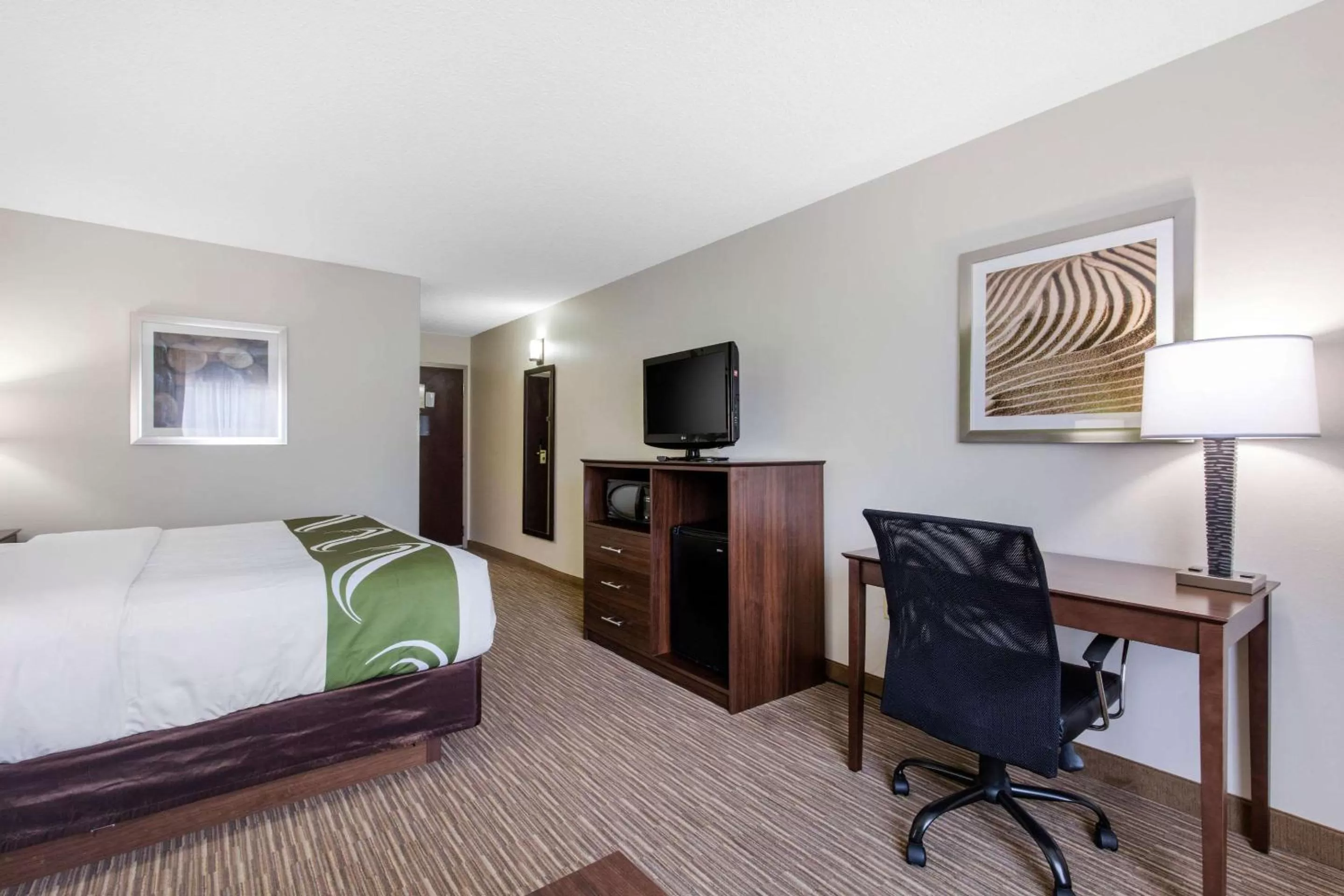 Photo of the whole room, Bed in Quality Inn & Suites Mountain Home North