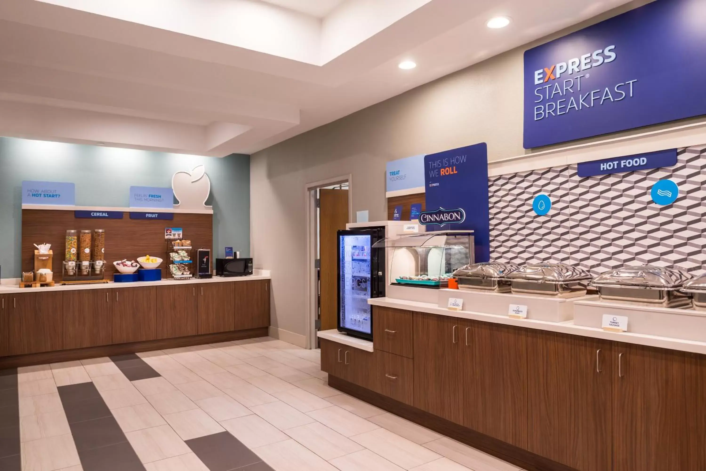 Breakfast, Kitchen/Kitchenette in Holiday Inn Express Hotel & Suites Tampa-Anderson Road-Veterans Exp, an IHG Hotel