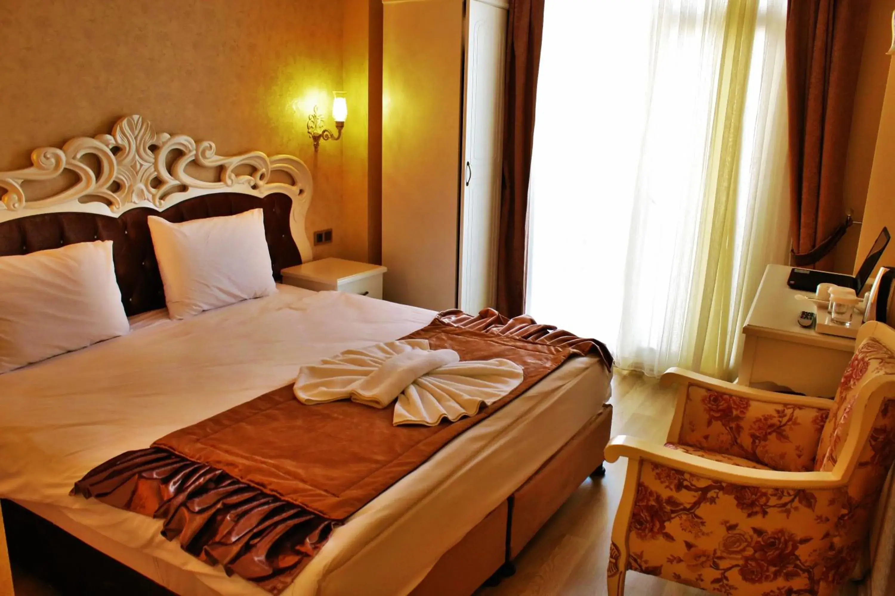Photo of the whole room, Bed in Sultanahmet Newport Hotel