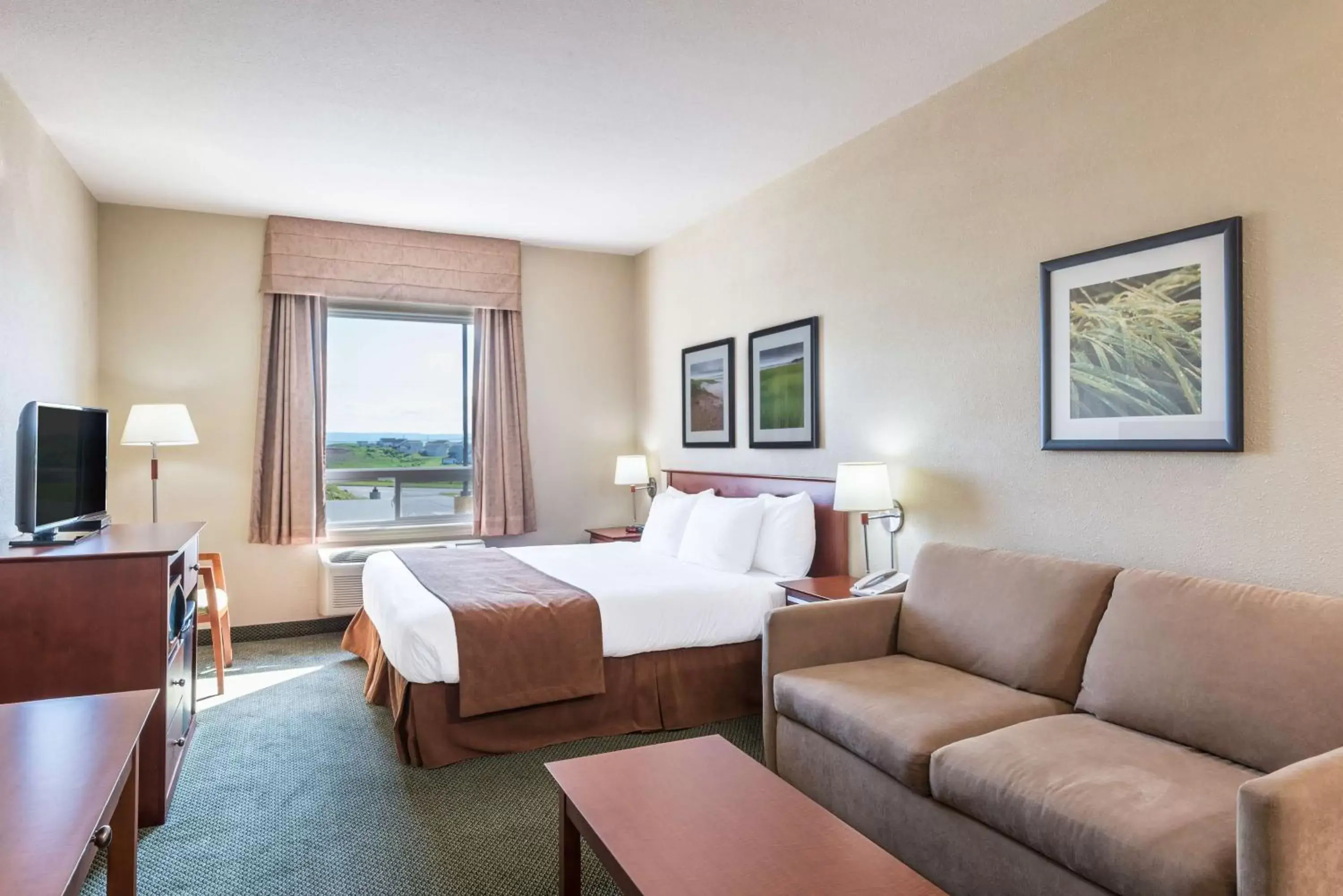 Deluxe King Room - Non-Smoking in Super 8 by Wyndham Windsor NS