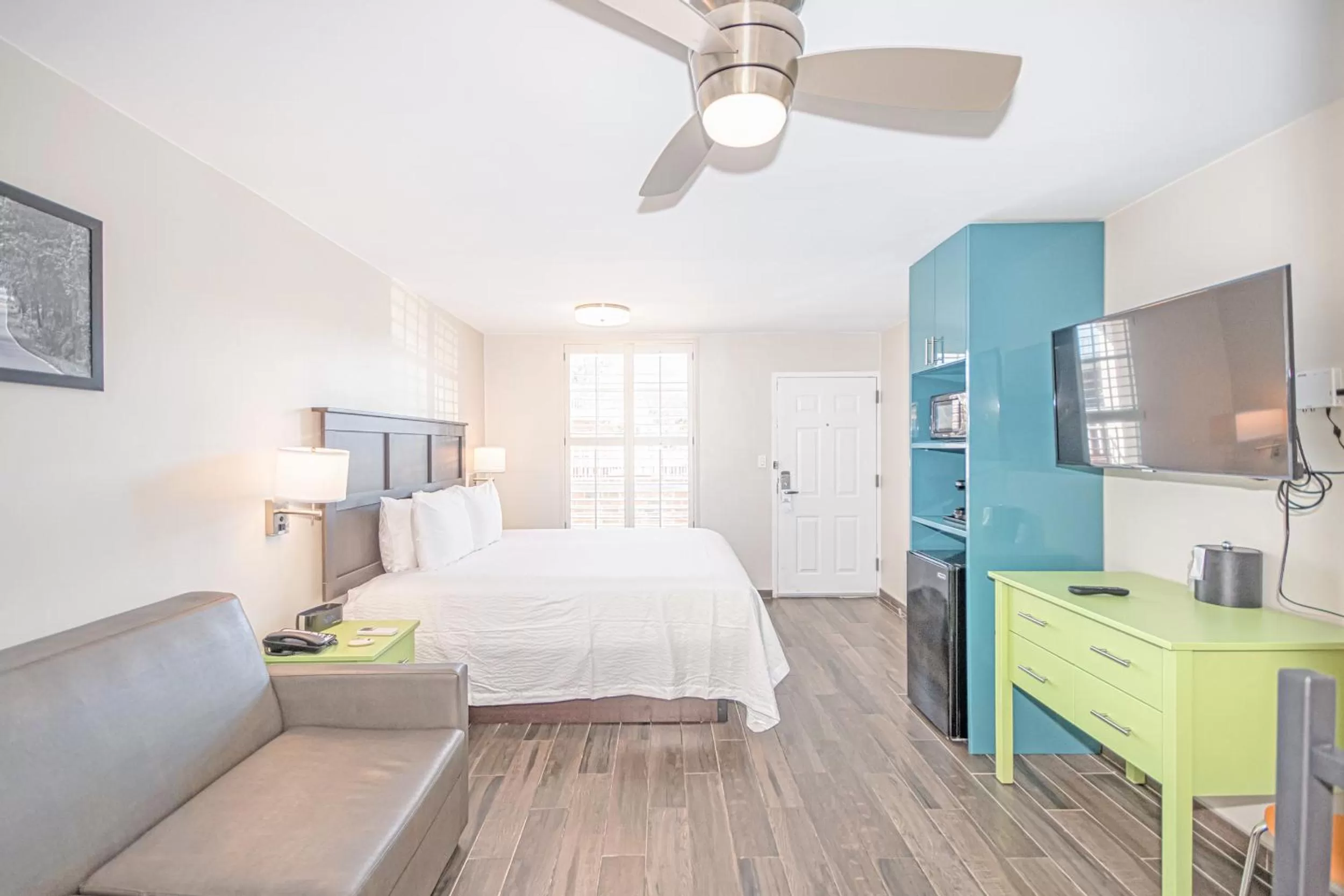 Bed, TV/Entertainment Center in Seven Hills Suites Tallahassee