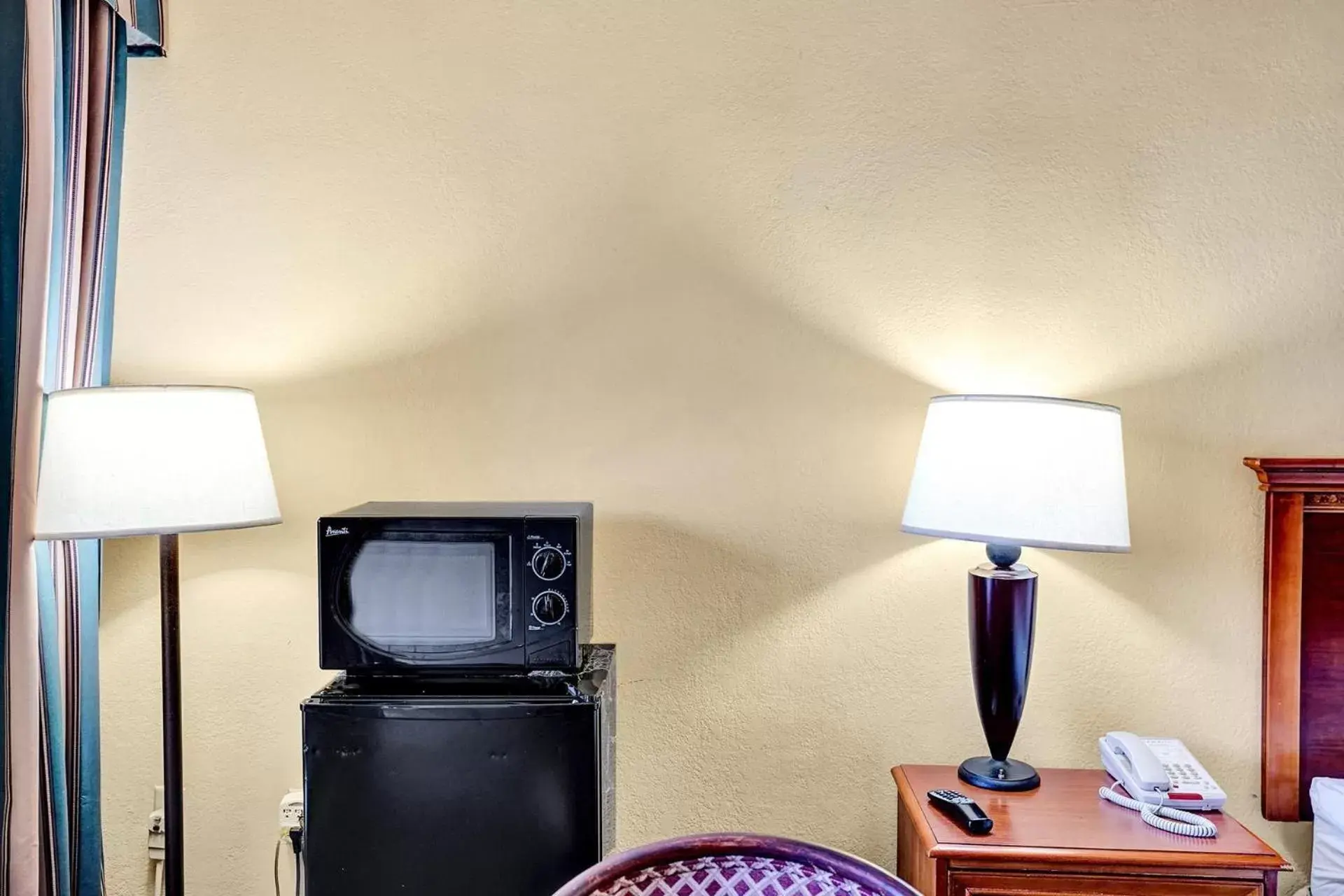 minibar, TV/Entertainment Center in The Harrison Hotel Downtown Hollywood