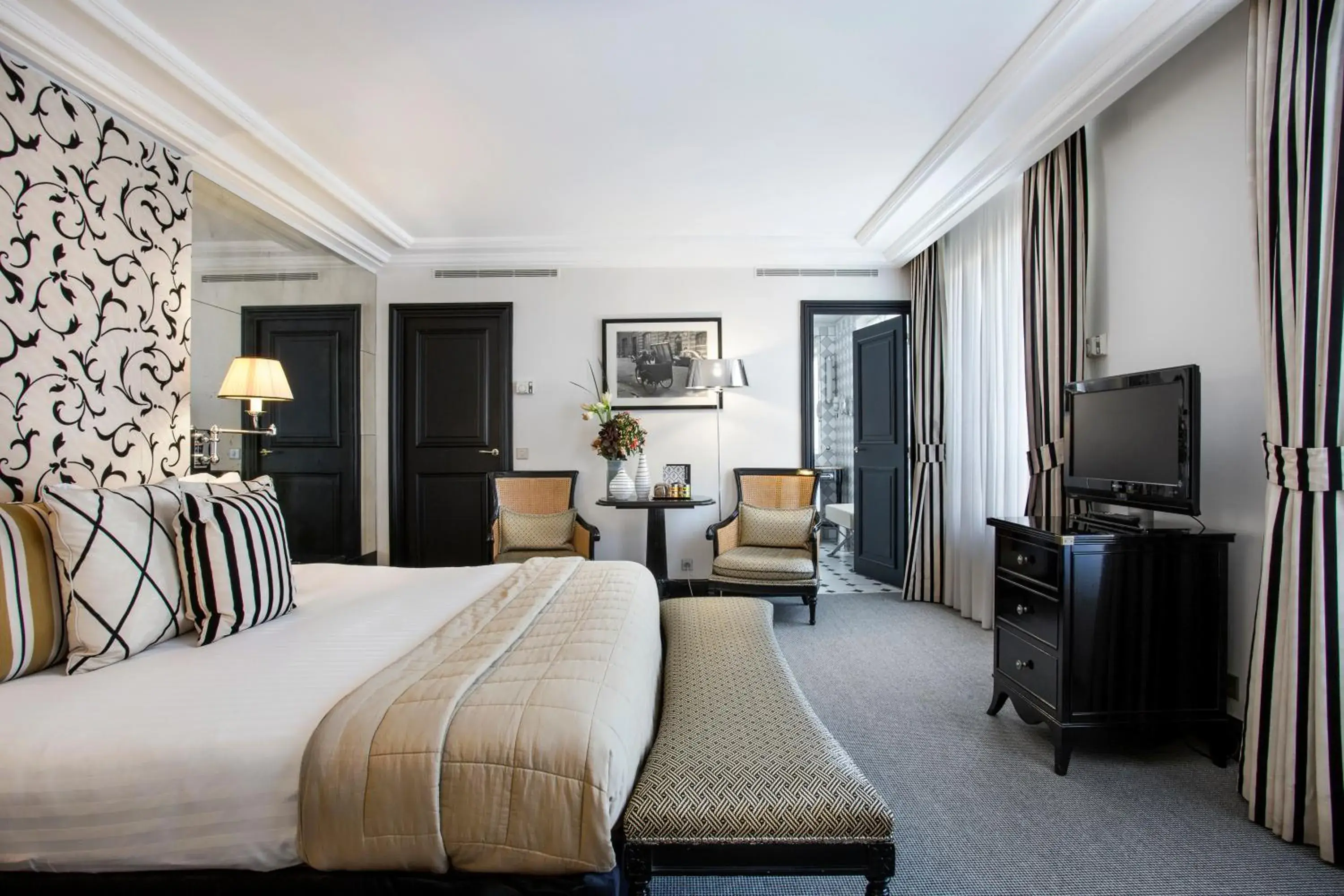 Bedroom, TV/Entertainment Center in Castille Paris – Starhotels Collezione