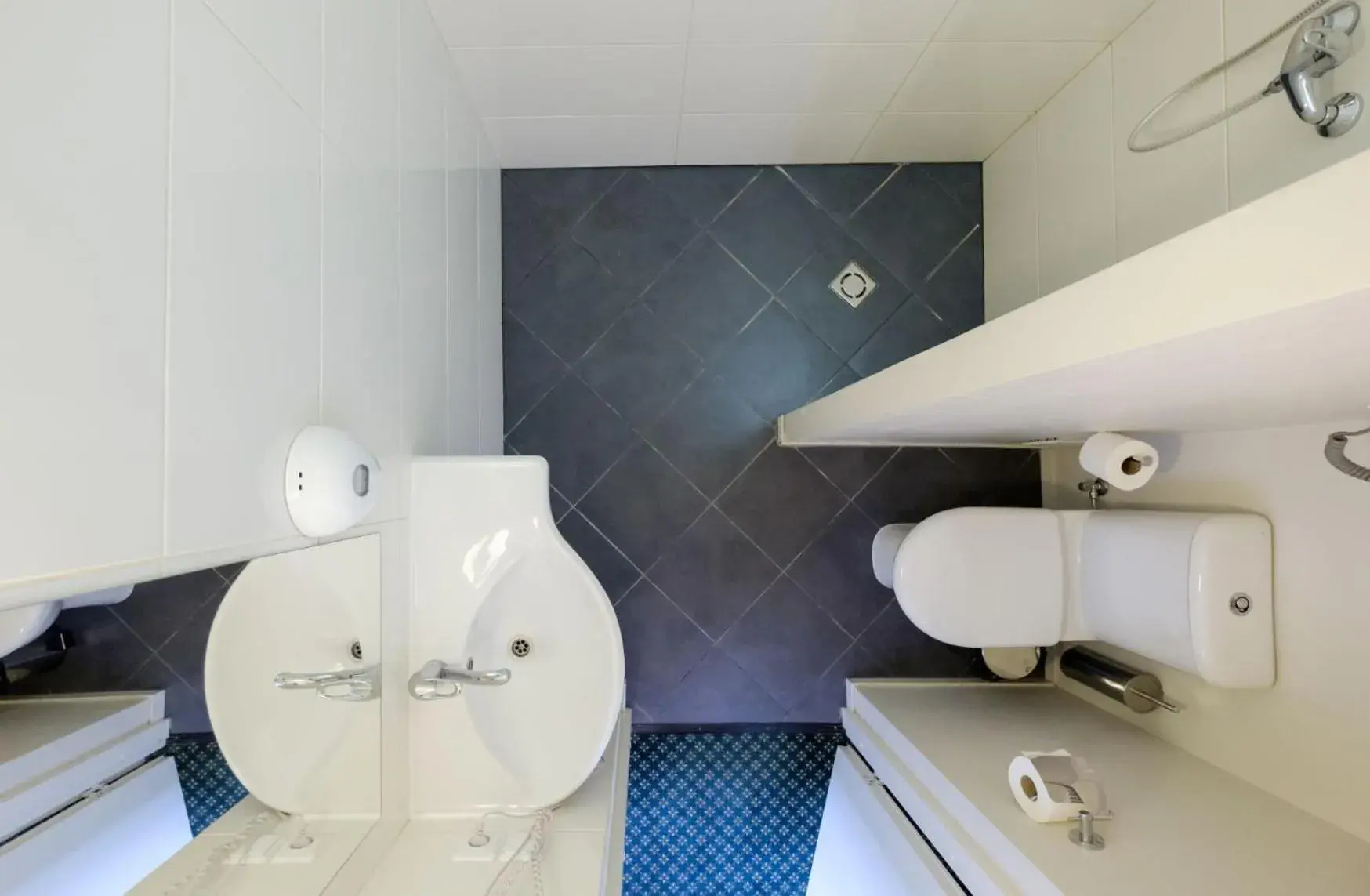 Shower, Bathroom in Hotel Metropolis